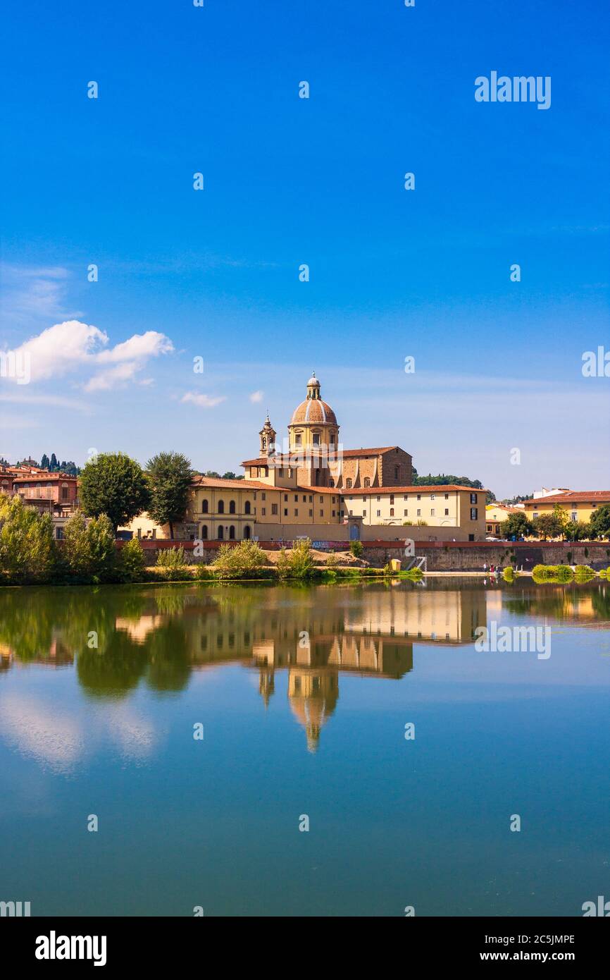 En las orillas del río Arno, mirando al espejo reflejo de la impresionante arquitectura renacentista de Florencia, Italia. Foto de stock