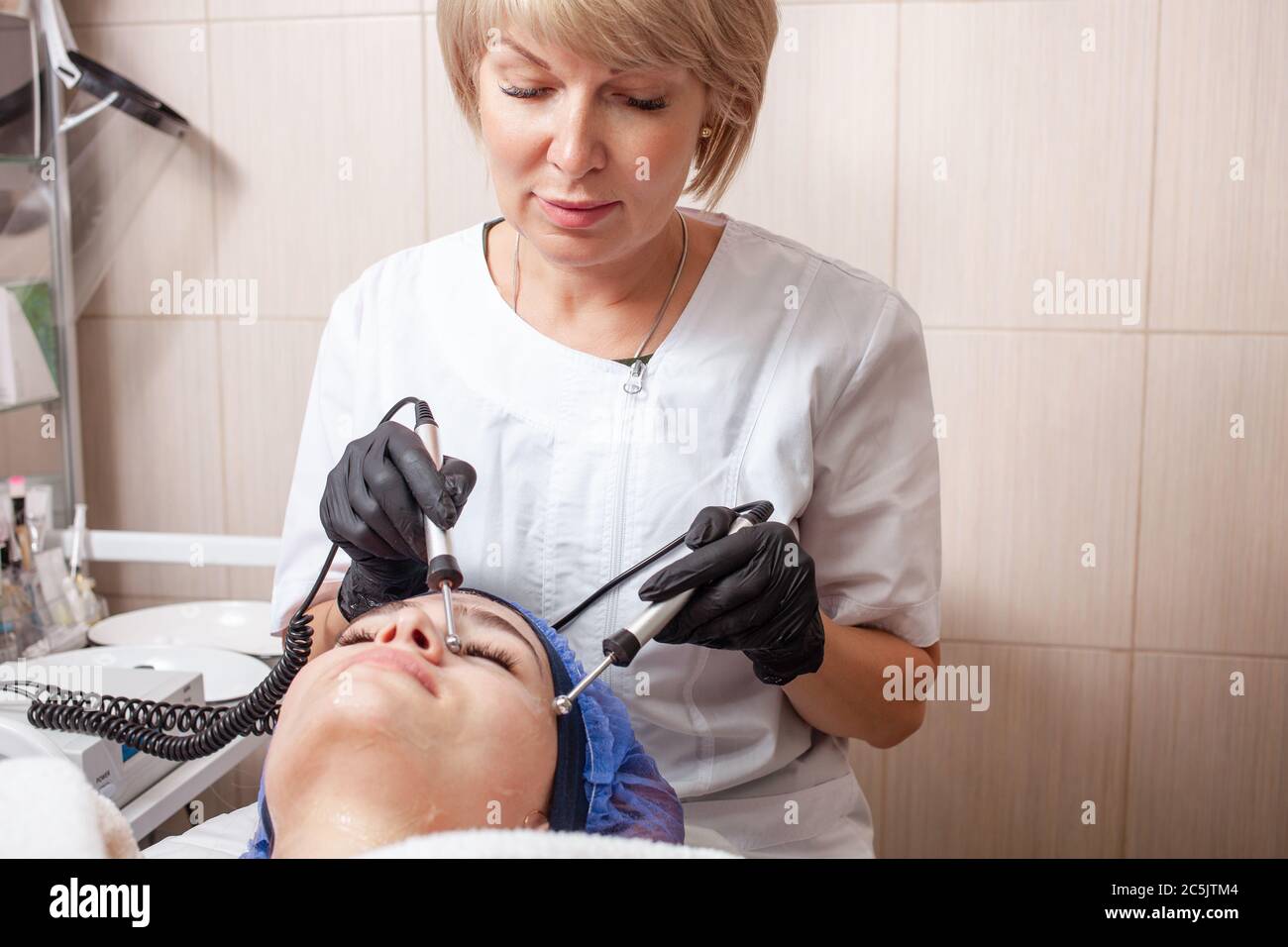 https://c8.alamy.com/compes/2c5jtm4/el-esteticista-realiza-el-procedimiento-de-microcorriente-en-el-salon-de-belleza-el-procedimiento-estimula-la-produccion-de-colageno-elevacion-lucha-arrugas-facial-2c5jtm4.jpg