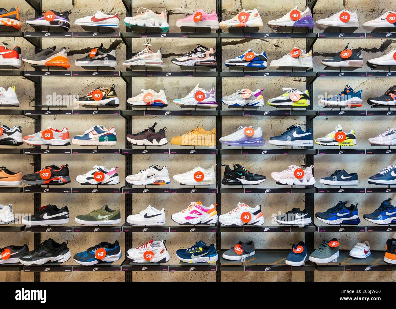 Zapatillas Nike, calzado informal, calzado, exhibición de tienda Fotografía  de stock - Alamy