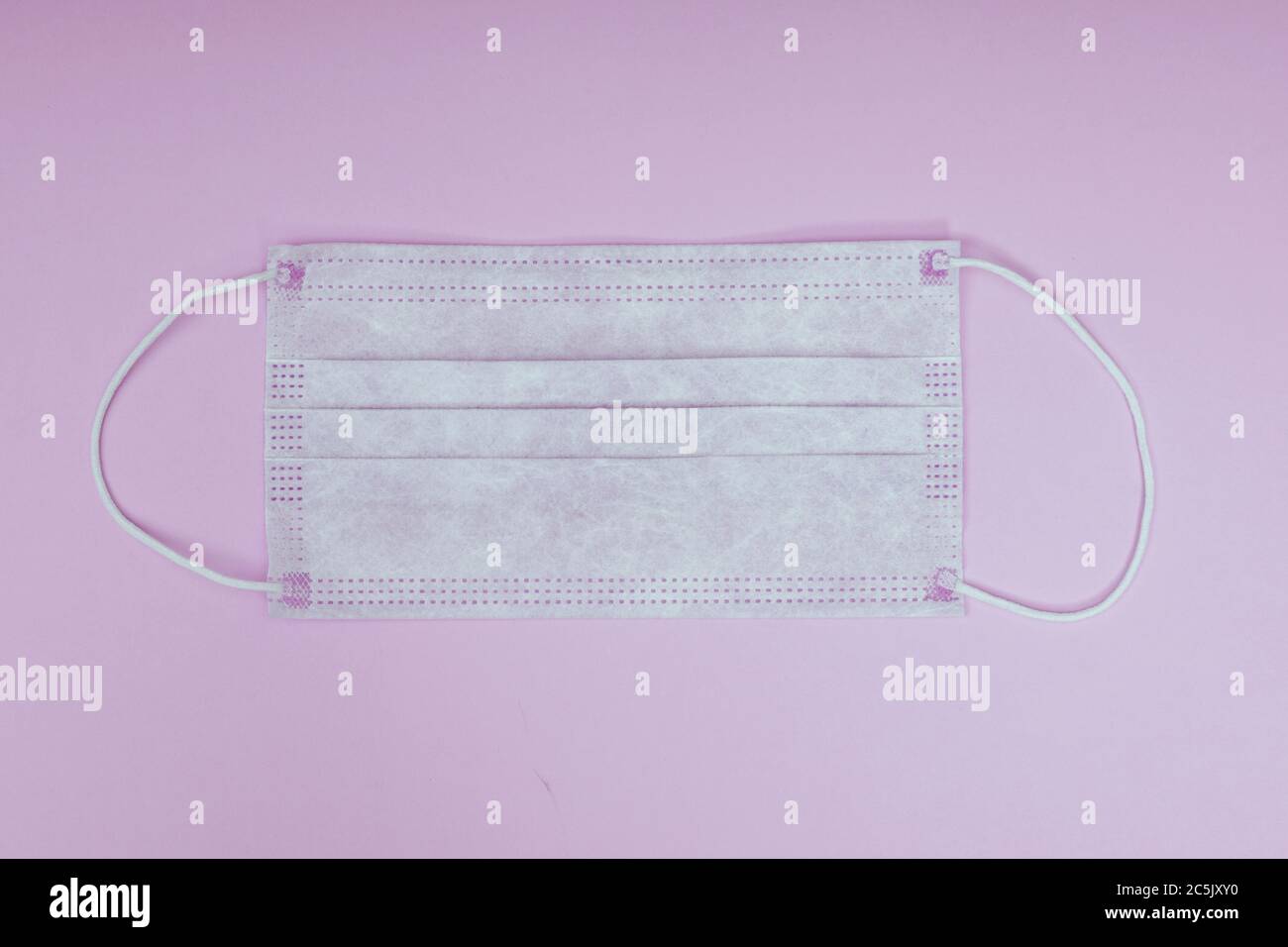 Máscara médica protectora. Equipo de protección personal. Pandemia de coronavirus. Foto de stock