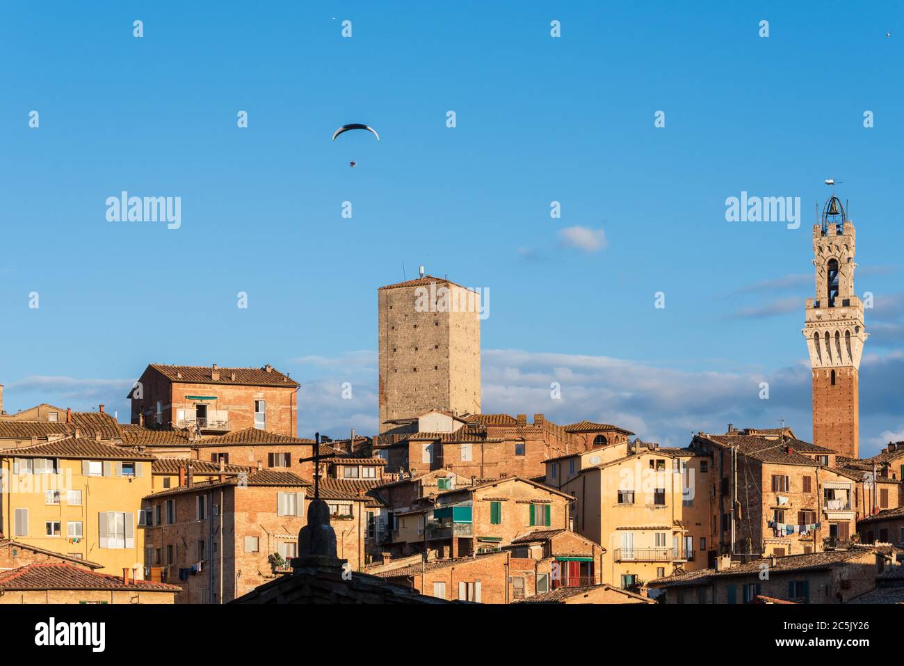 Stadtansich von Siena im Abendlicht, ein Motordrachen überfliegt die Stadt Foto de stock