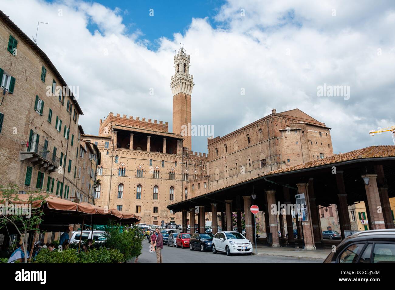 Das Rathaus von Siena und der berühmte Rathausturm von der Rückseite betractet. Foto de stock