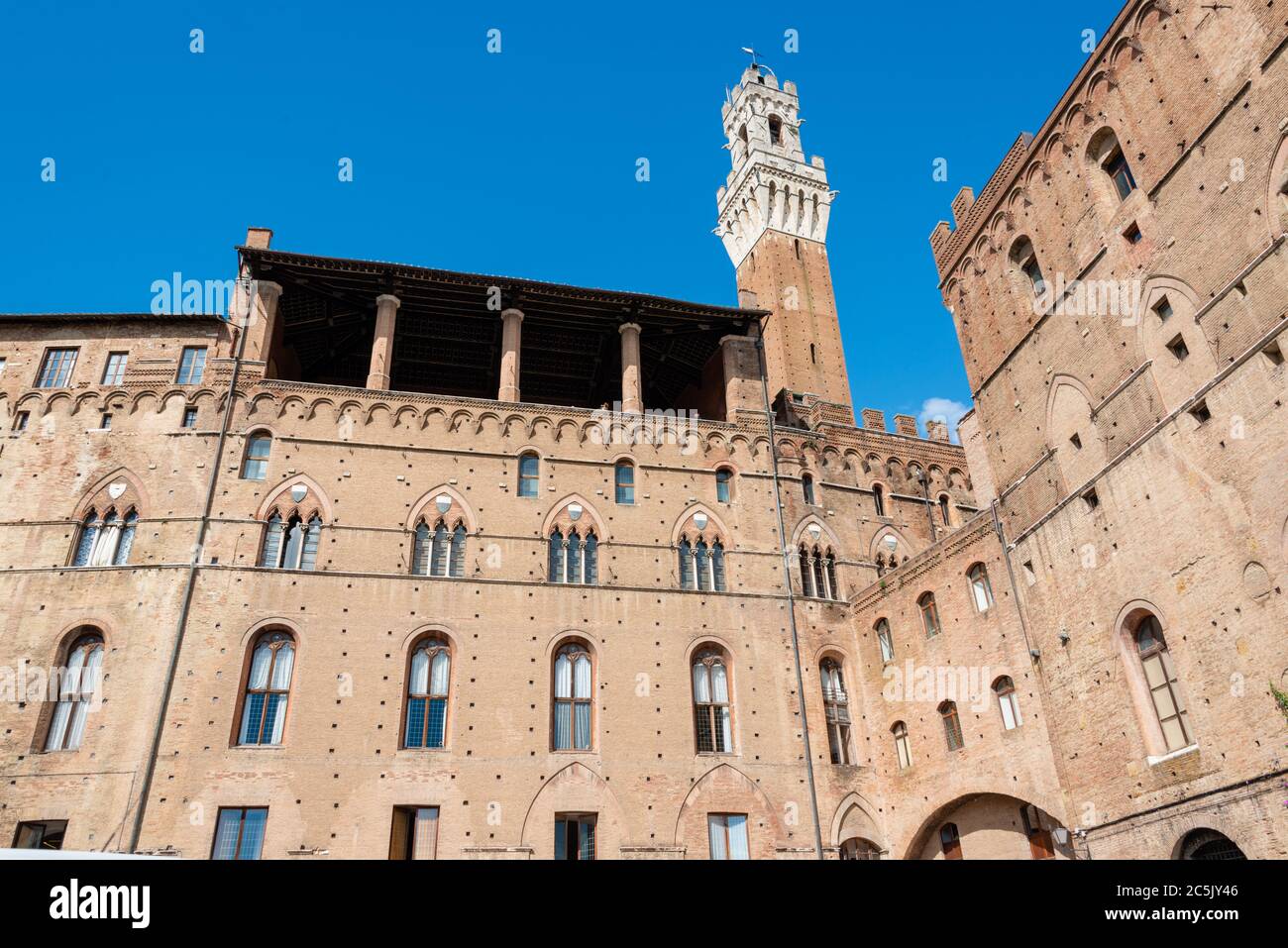 Das Rathaus von Siena und der berühmte Rathausturm von der Rückseite betractet. Foto de stock