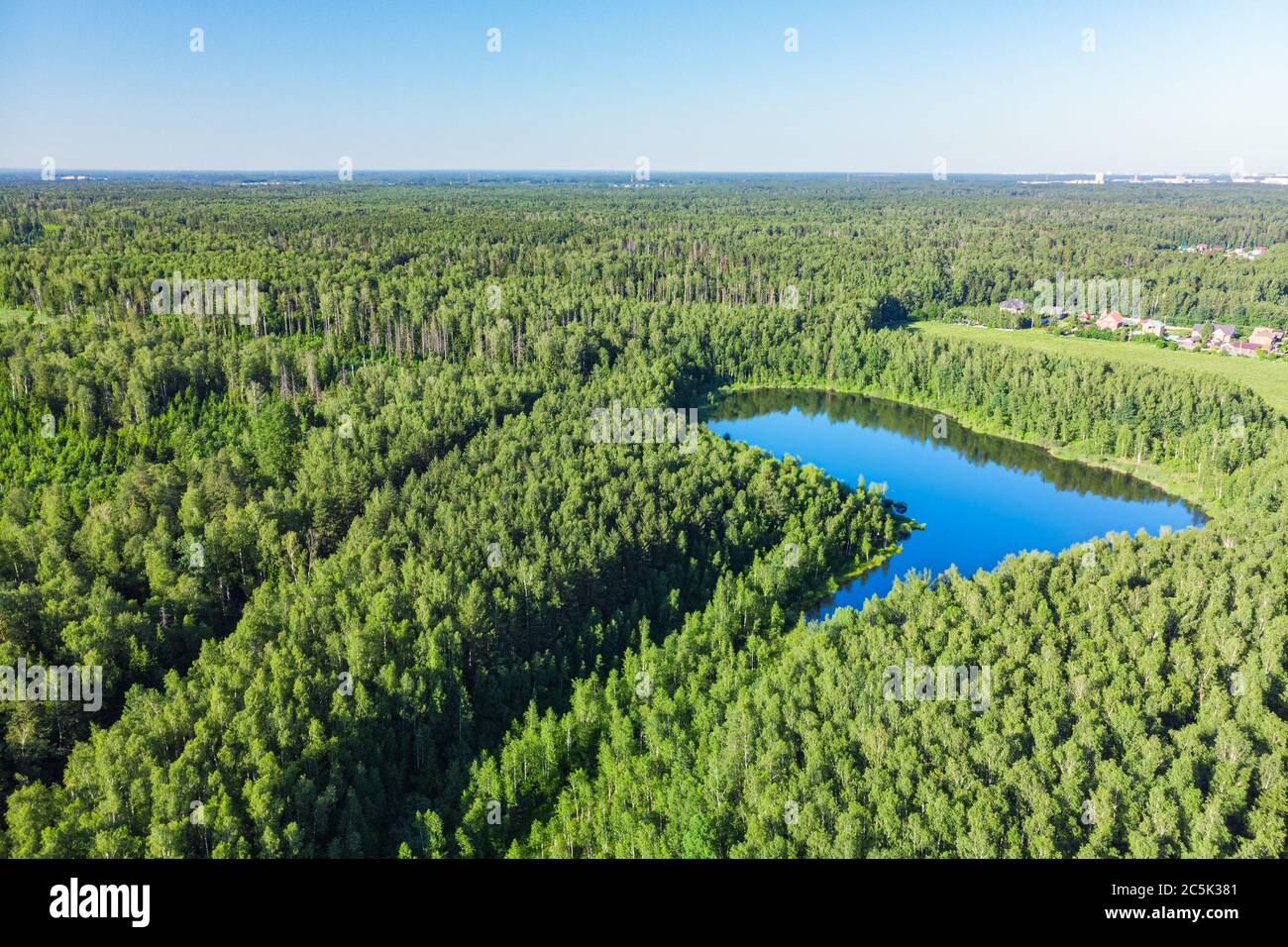 Vista aérea un drone de un lago en un bosque Fotografía de stock - Alamy