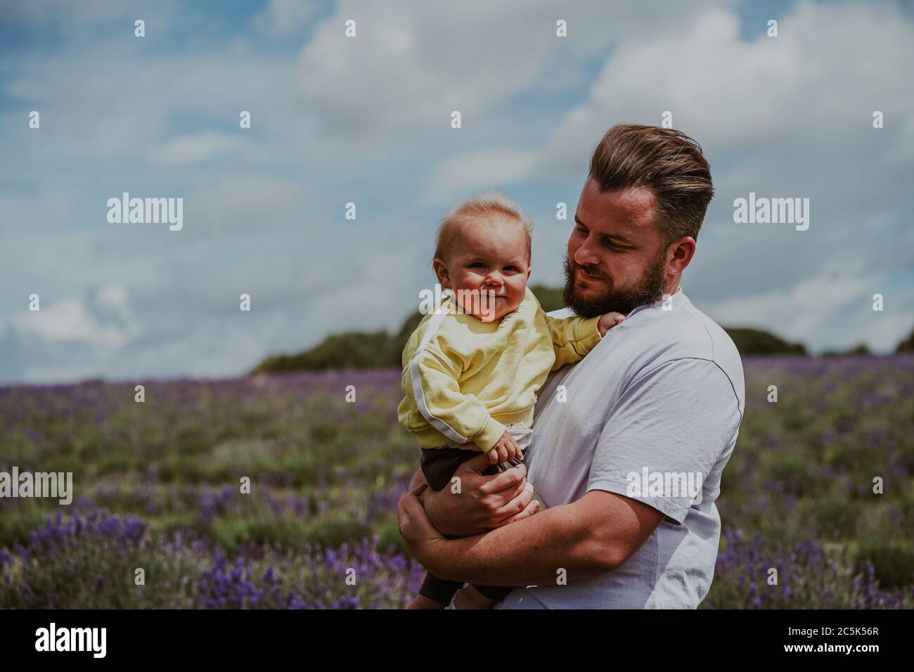 Fatehr y son en Lavender Field, Reino Unido Foto de stock