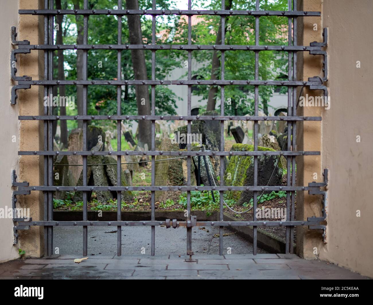 PRAGA, REPÚBLICA CHECA - 19 DE JULIO de 2019: Lápidas en el antiguo cementerio judío visto a través de la apertura prohibida Foto de stock