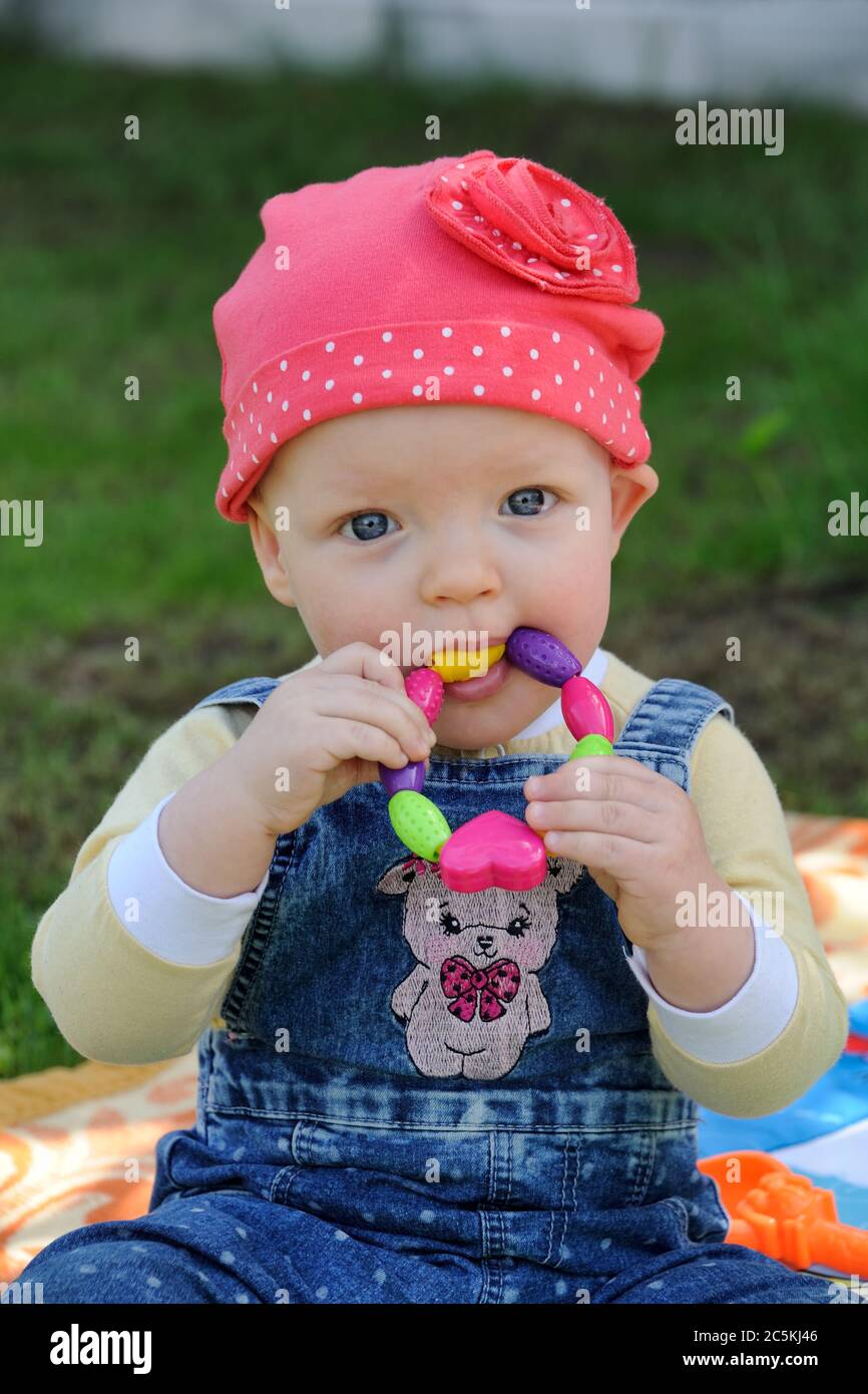 Retrato de bebé con anillo de juguete para dentición Foto de stock