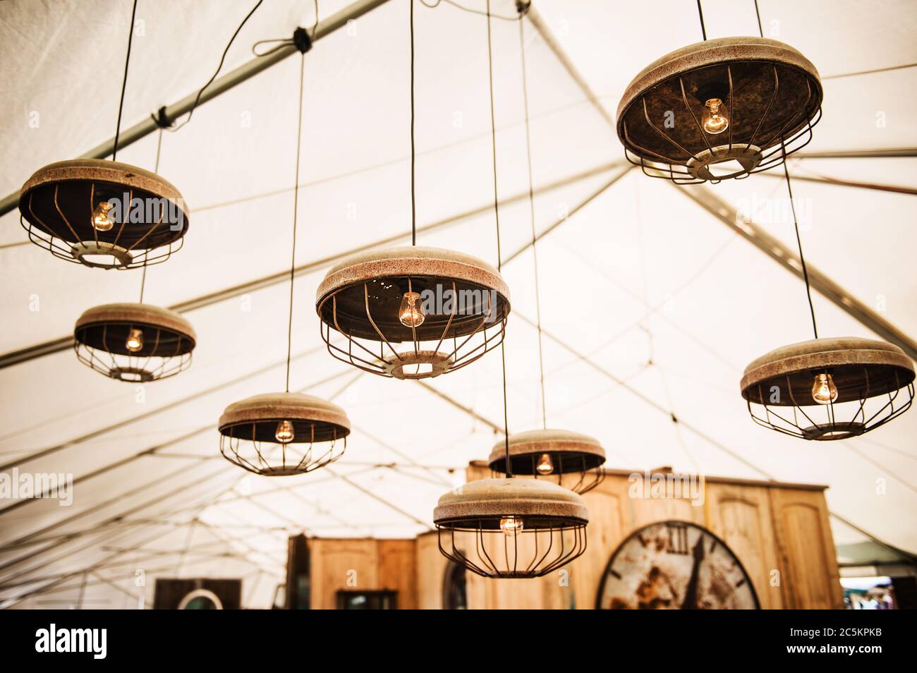 Accesorios de iluminación antiguos para la venta en un mercado de pulgas, brimfield, massachusetts Foto de stock