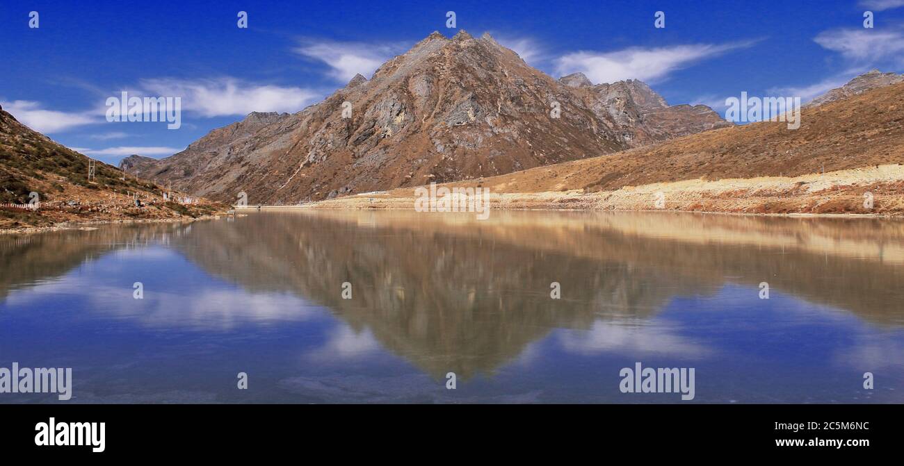 vista panorámica del lago sela con paisaje alpino en el distrito de tawang, arunachal pradesh, al noreste de la india Foto de stock