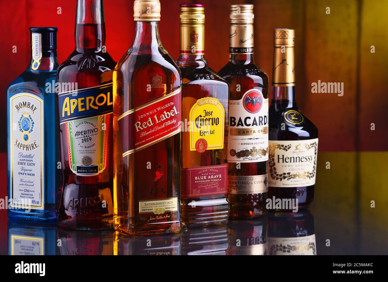 POZNAN, POL - 10 DE ENERO de 2020: Botellas de marcas de licores globales  variadas, incluyendo whisky, vodka, Ginebra y licor Fotografía de stock -  Alamy