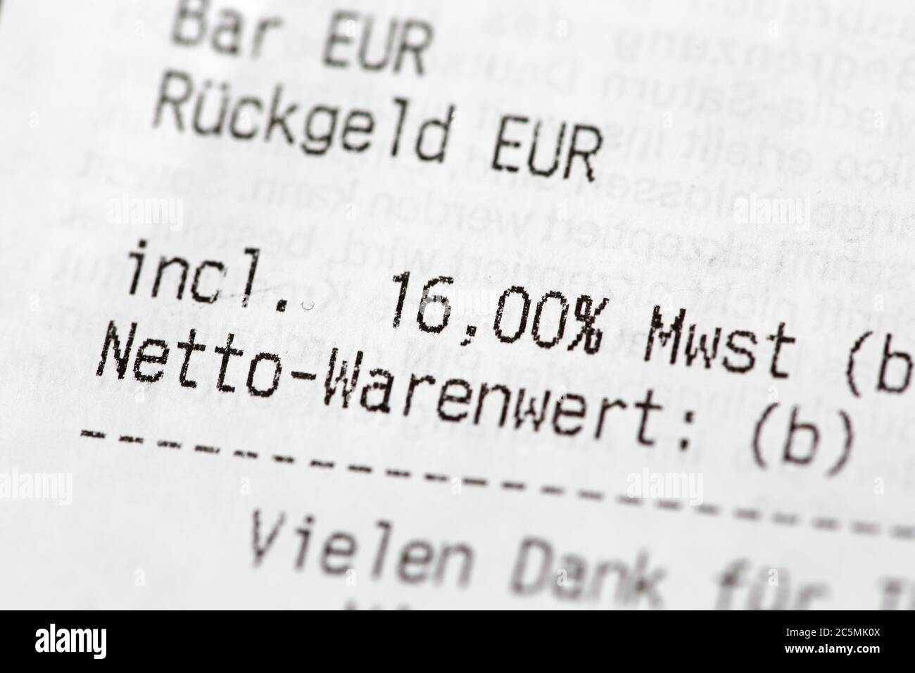 Nahaufnahme von einem Kassenbon mit der aufgrund der Coronakrise auf sekhzehn Prozent gesenkten Mehrwertsteuer in Deutschland Foto de stock