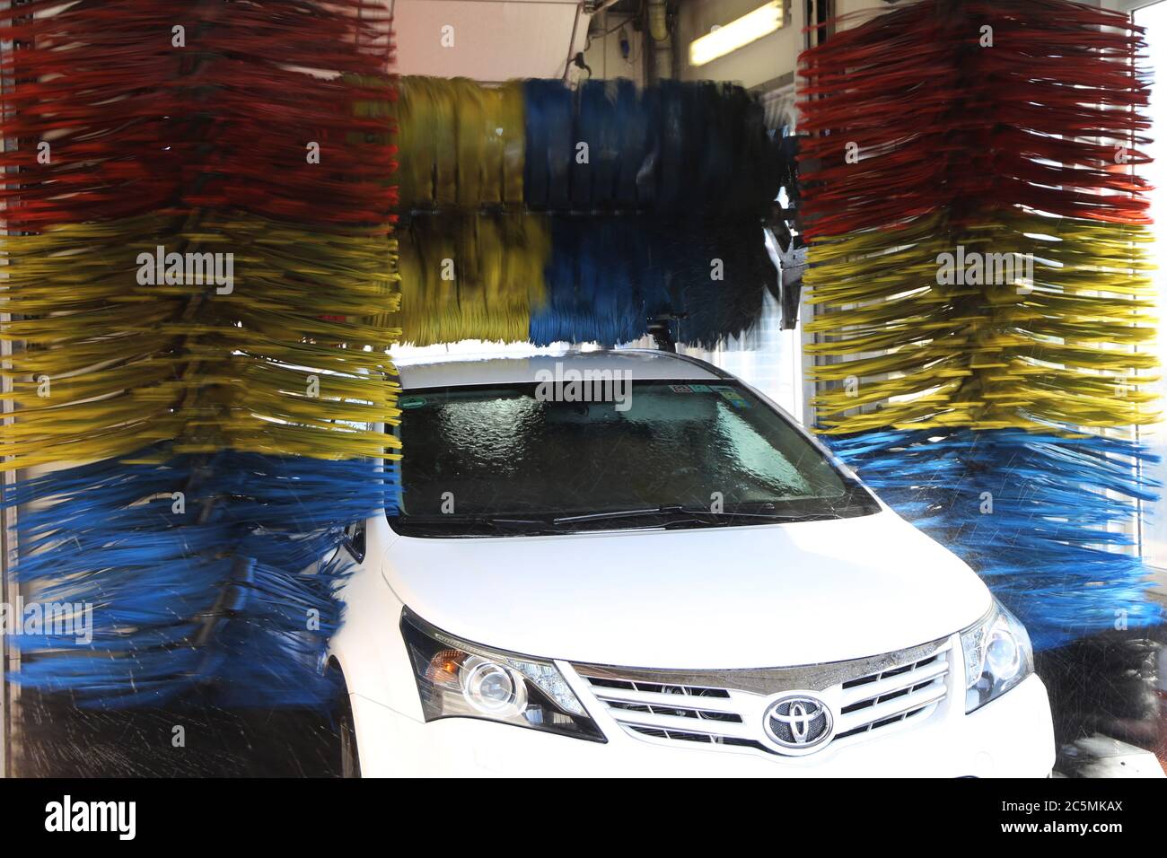 Auto en der Waschanlage Foto de stock