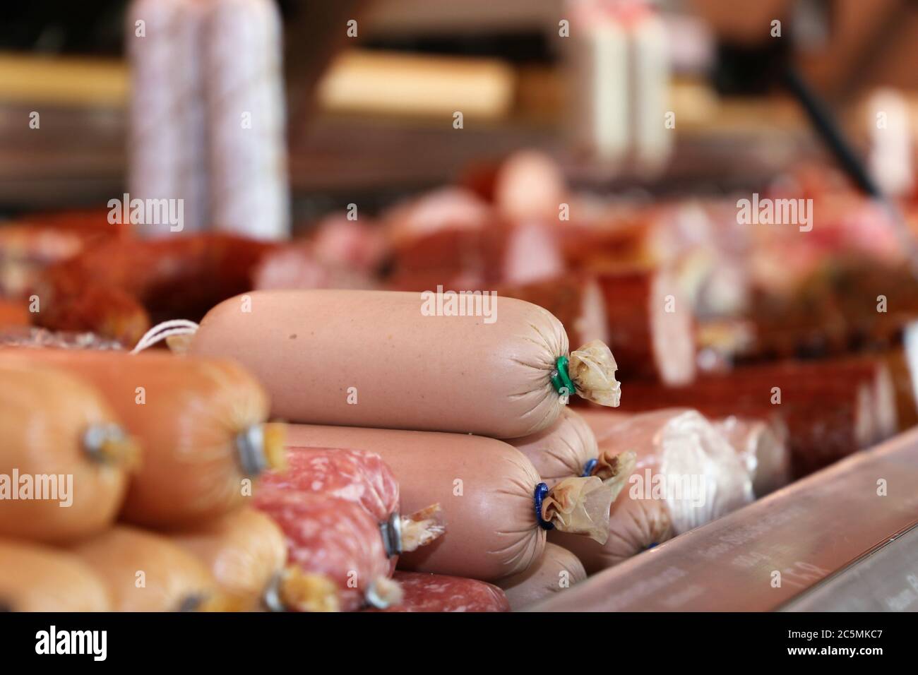Mostrador de salchichas en una carnicería Foto de stock