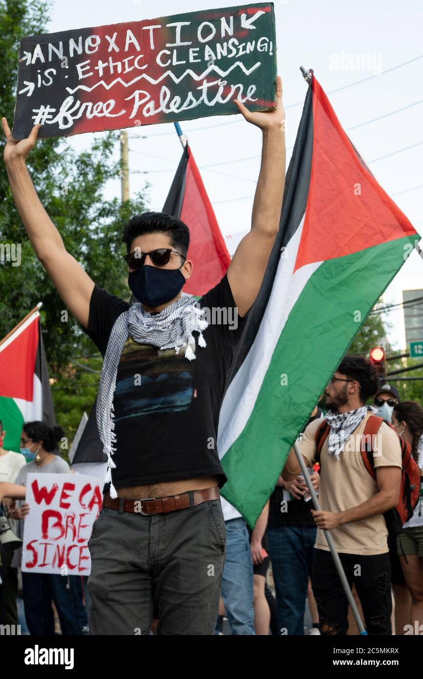 Atlanta, EE.UU. 3 de julio de 2020. Los manifestantes marchan por Spring Street en Atlanta, EE.UU., para crear conciencia de la anexión ilegal de tierras palestinas. Crédito: Micah Casella/Alamy Live News. Foto de stock