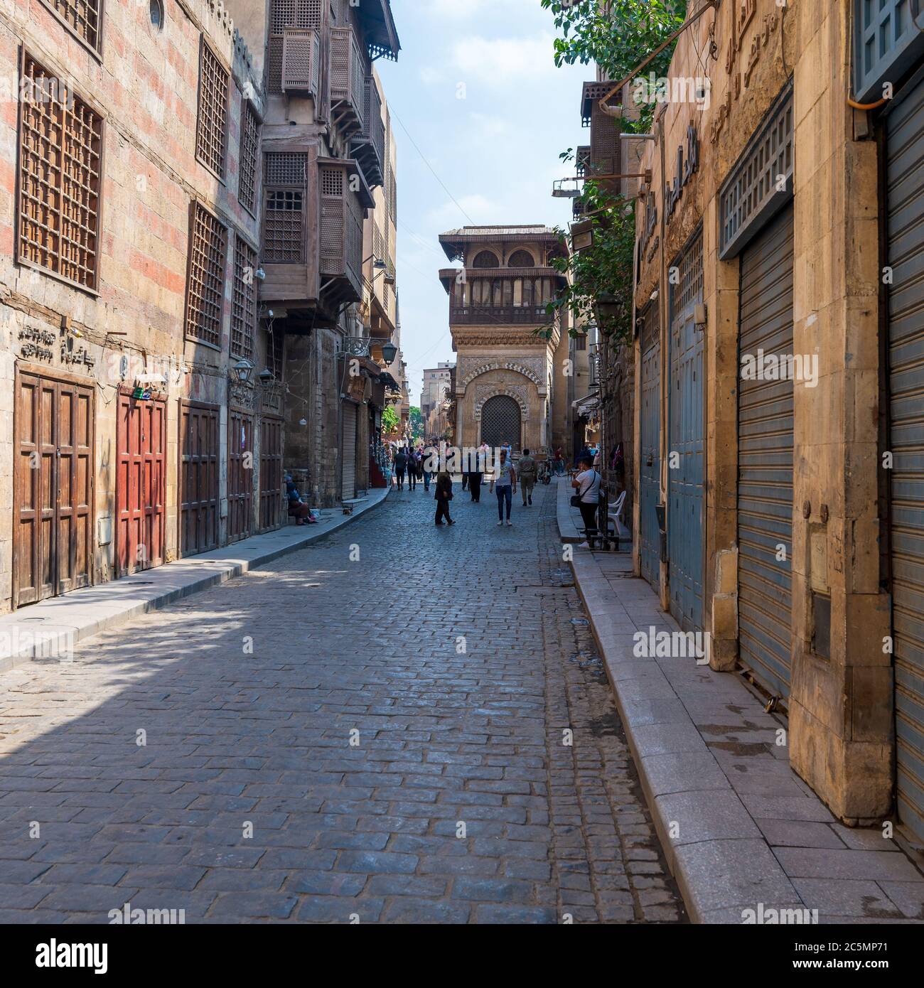 El Cairo, Egipto - Junio 26 2020: Calle Moez con pocos visitantes locales y Sabil-Kuttab de Katkhuda Mamuk edificio histórico en el extremo lejano durante el período de cierre de Covid-19, distrito de Gamalia, el Viejo Cairo Foto de stock