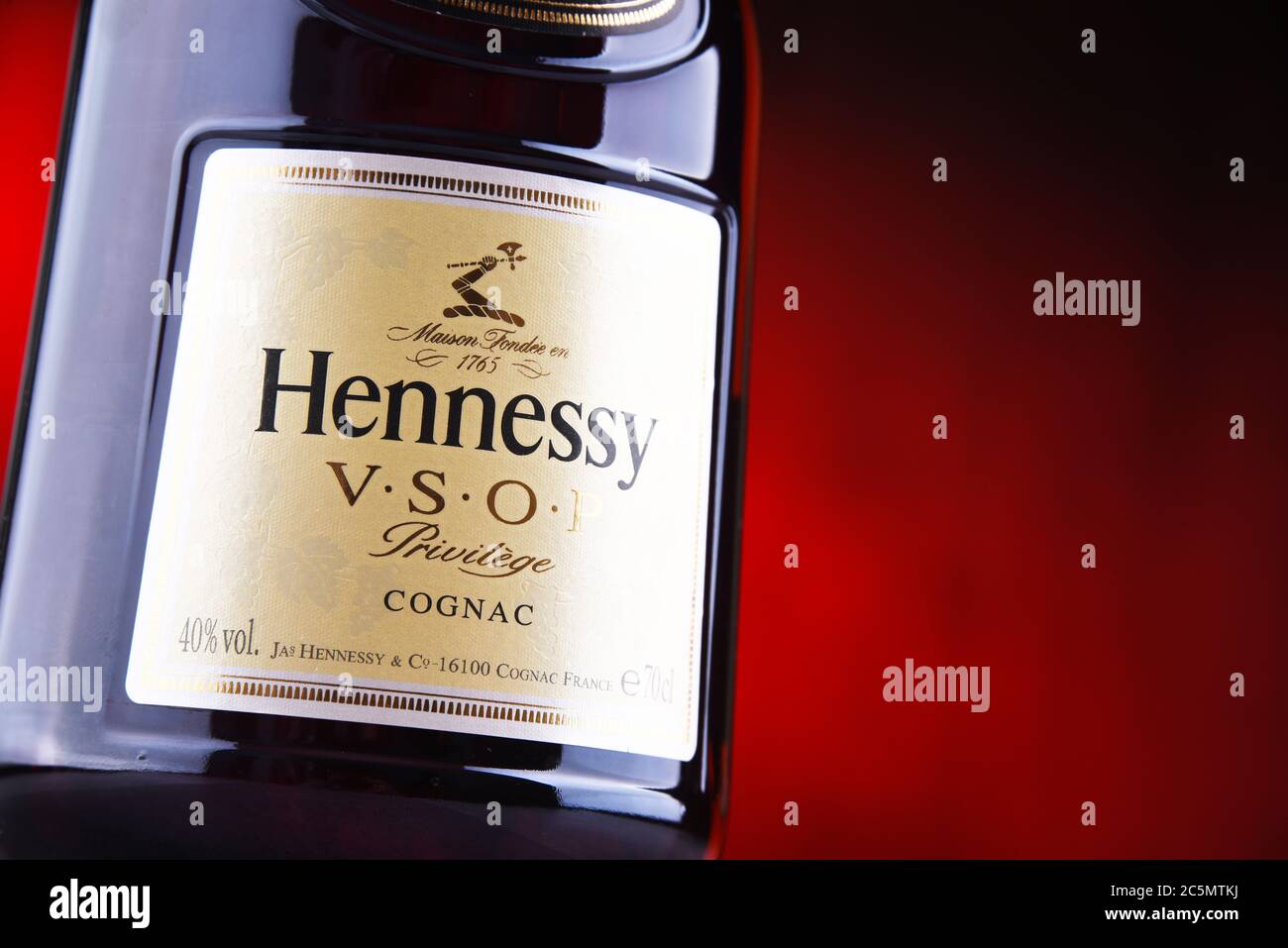 POZNAN, POL - JUN 24, 2020: Botella de Hennessy, una Marca de coñac famoso de Cognac, Francia Foto de stock