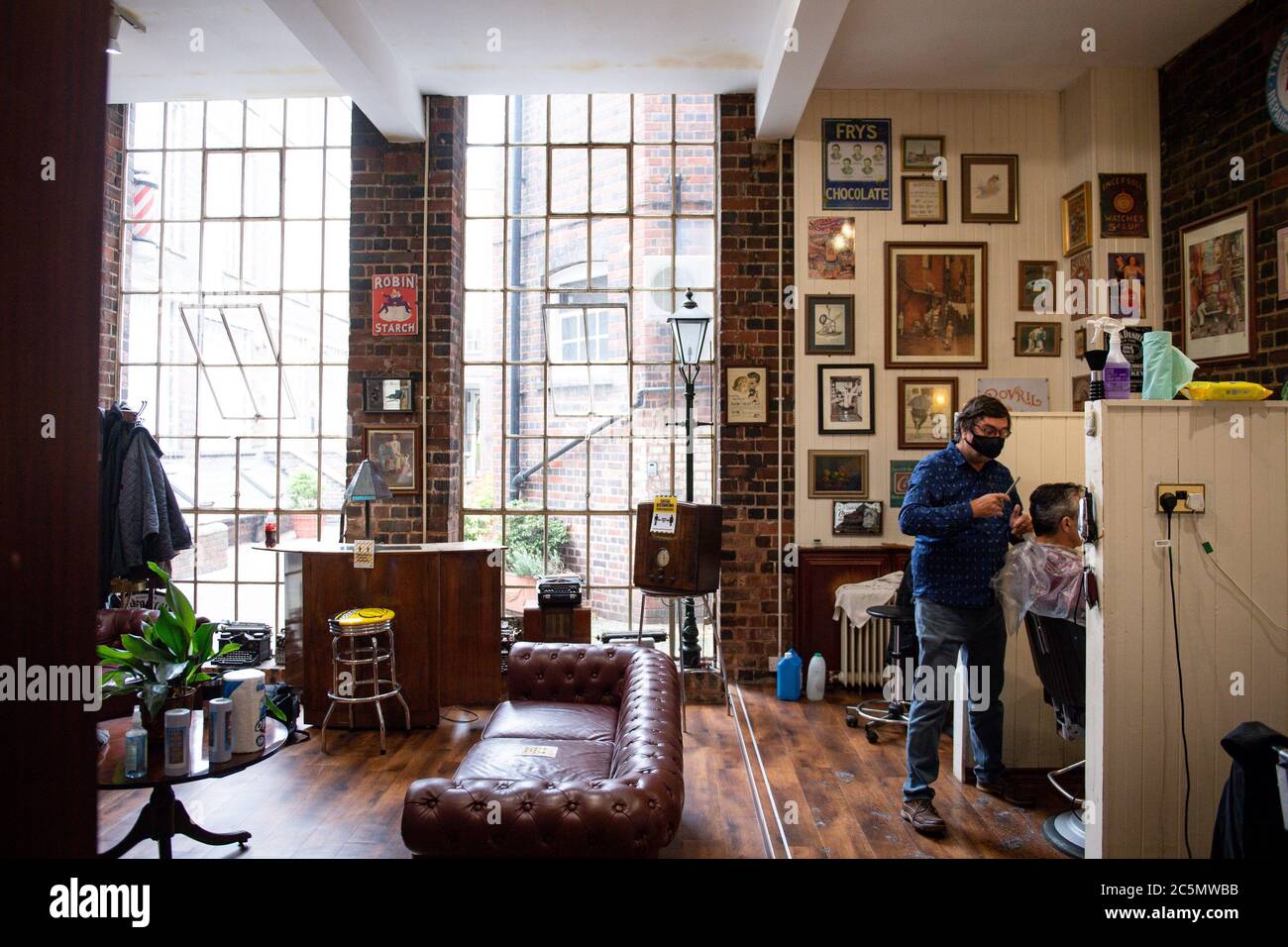 Los primeros clientes en la reapertura de Jakes Barbers en Birmingham, ya que las restricciones de bloqueo de coronavirus se alivian en toda Inglaterra. Foto de stock