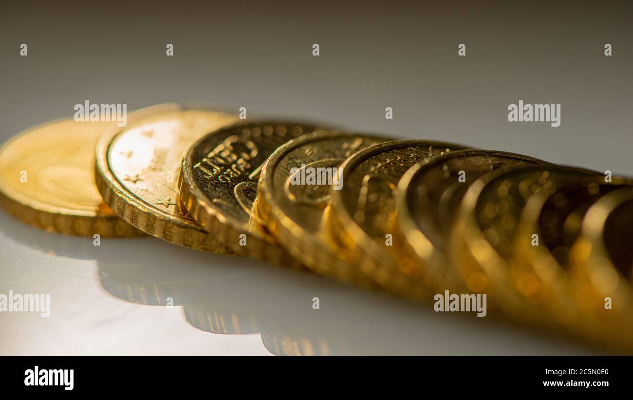 la pila de monedas de diez céntimos de euro se encuentra en la superficie de la mesa. Banner web. Concepto de negocio. Foto de stock