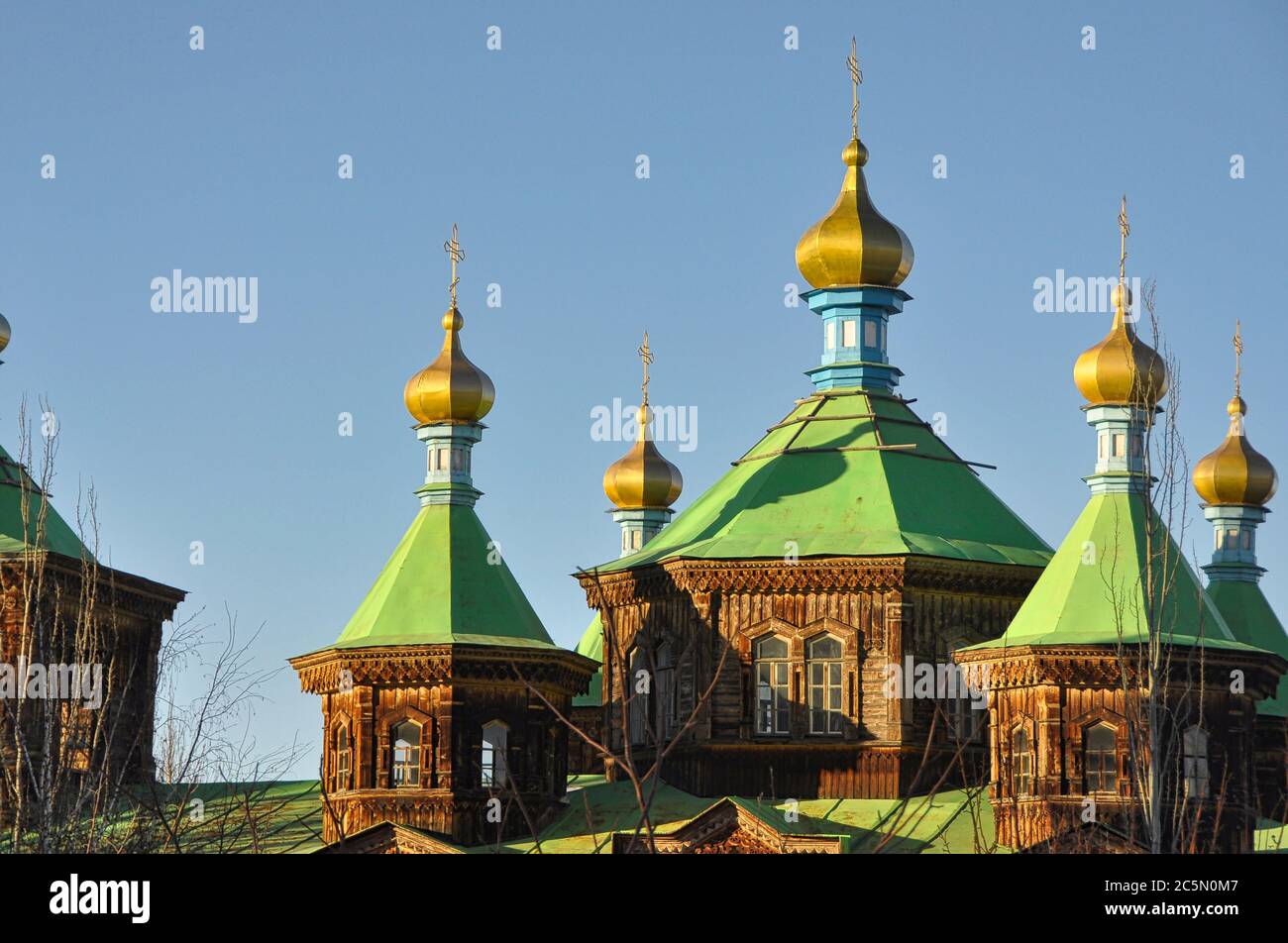 Iglesia rusa ortodoxa de madera en Karakol, Kirguistán al atardecer Foto de stock