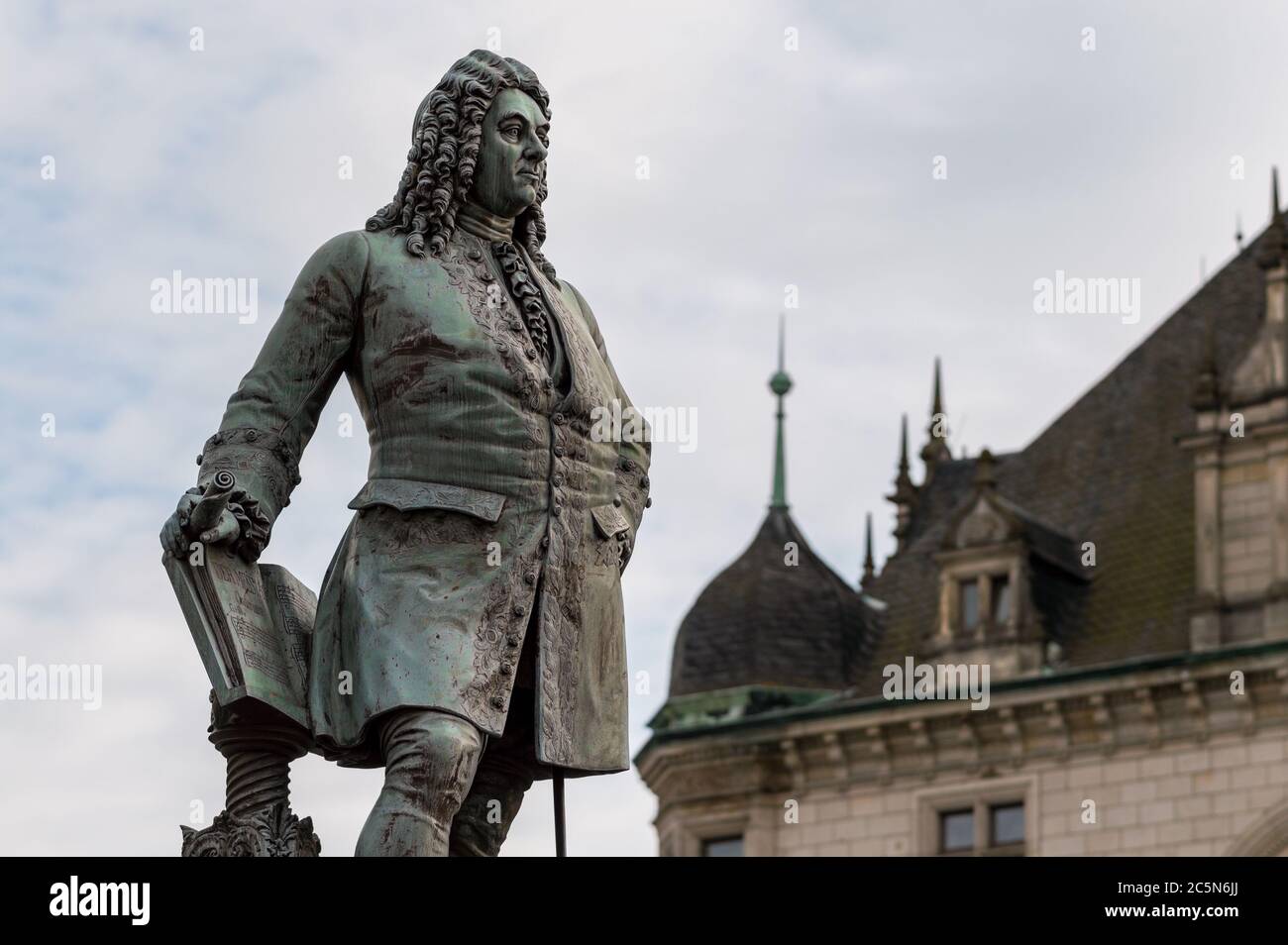 Halle (Saale) / Alemania - 27 de febrero de 2017: Estatua del compositor barroco George Frideric Handel en la Plaza del mercado en el casco antiguo de Halle, Alemania Foto de stock