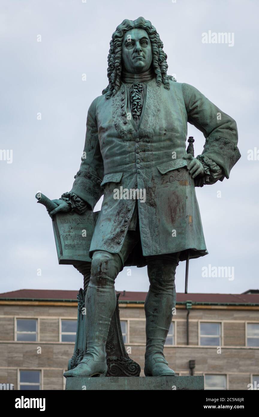 Halle (Saale) / Alemania - 27 de febrero de 2017: Estatua del compositor barroco George Frideric Handel en la Plaza del mercado en el casco antiguo de Halle, Alemania Foto de stock