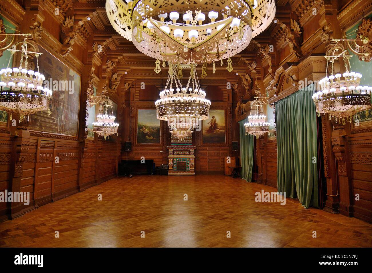 San Petersburgo, Rusia - 29 de enero de 2020: Oak Hall de los interiores del Palacio Vladimir. Palacio del Gran Duque Vladimir Alexandrovich de Rusia Foto de stock
