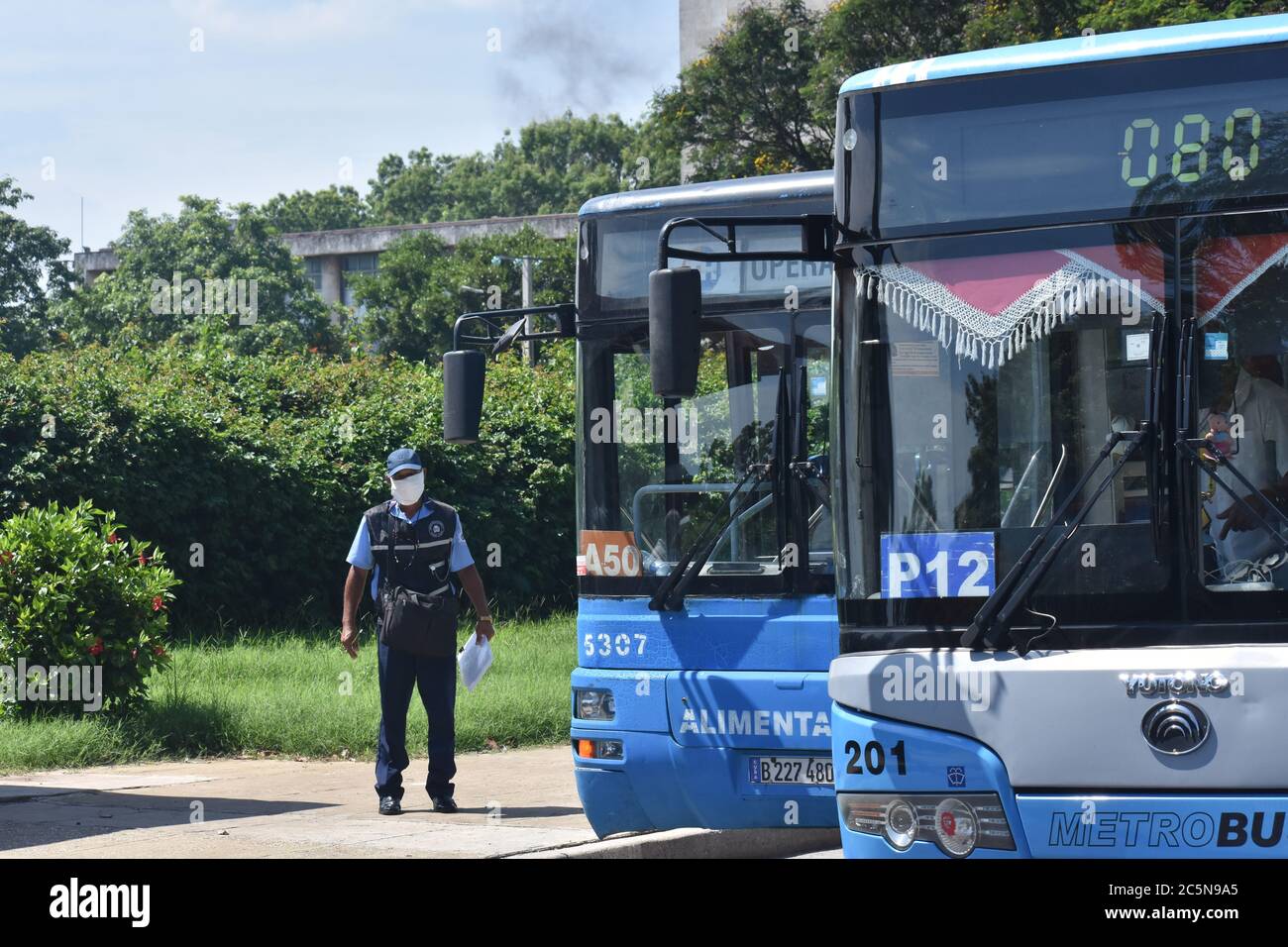 La Habana, Cuba. 3 de julio de 2020. Un funcionario revisa el número de pasajeros en una estación de autobuses en la Habana, Cuba, 3 de julio de 2020. PARA IR CON 'largometraje: La Habana vuelve a abrir después de aliviar las restricciones de tres meses' crédito: Zhu Wanjun/Xinhua/Alamy Live News Foto de stock