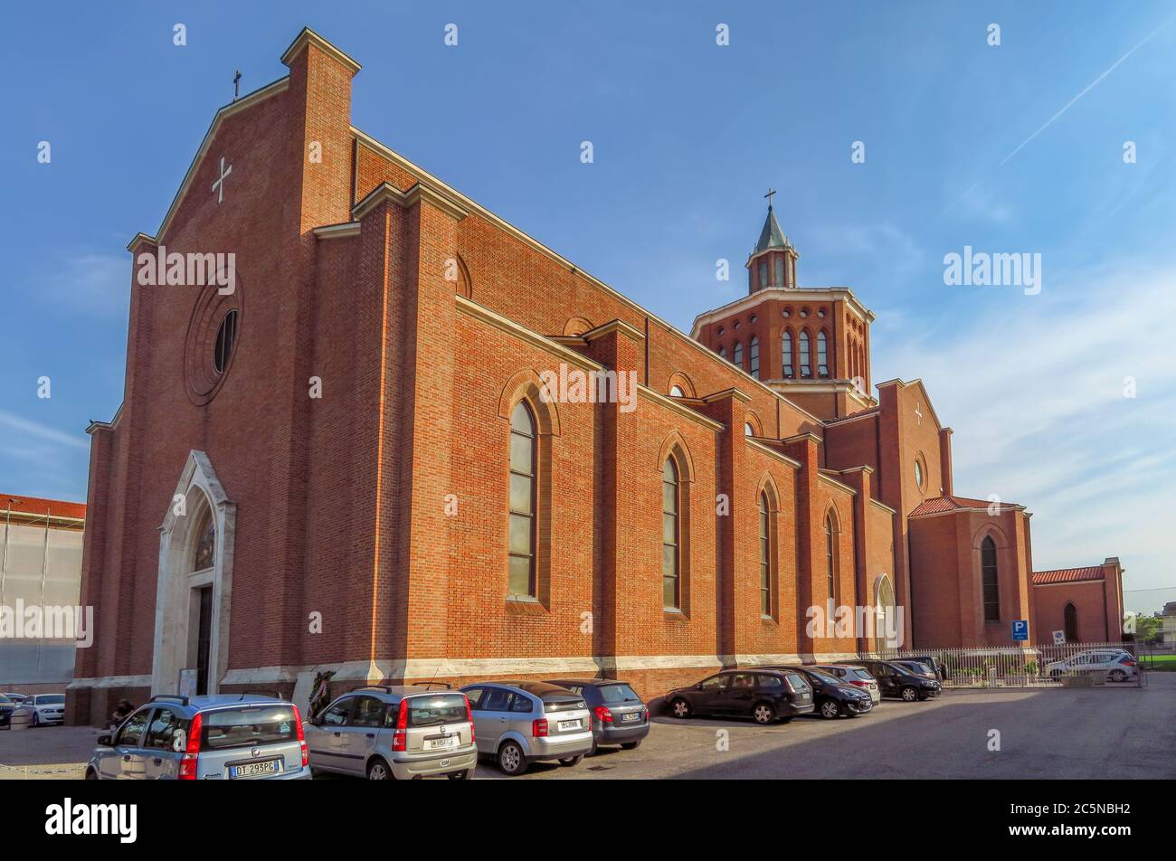 Rimini, Italia - 21 de junio de 2017: Iglesia católica de San Francesco en Rimini, Italia. Foto de stock