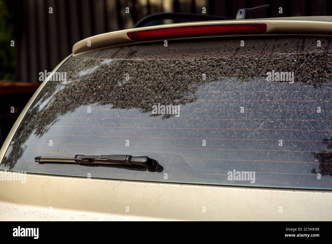 limpiaparabrisas trasero con coche sucio Fotografía de stock - Alamy