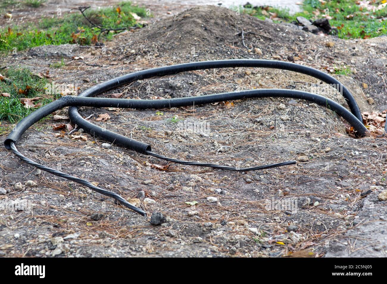 Cable en una tubería de PVC de protección enterrada bajo el suelo,  comunicaciones para conectar la electricidad Fotografía de stock - Alamy