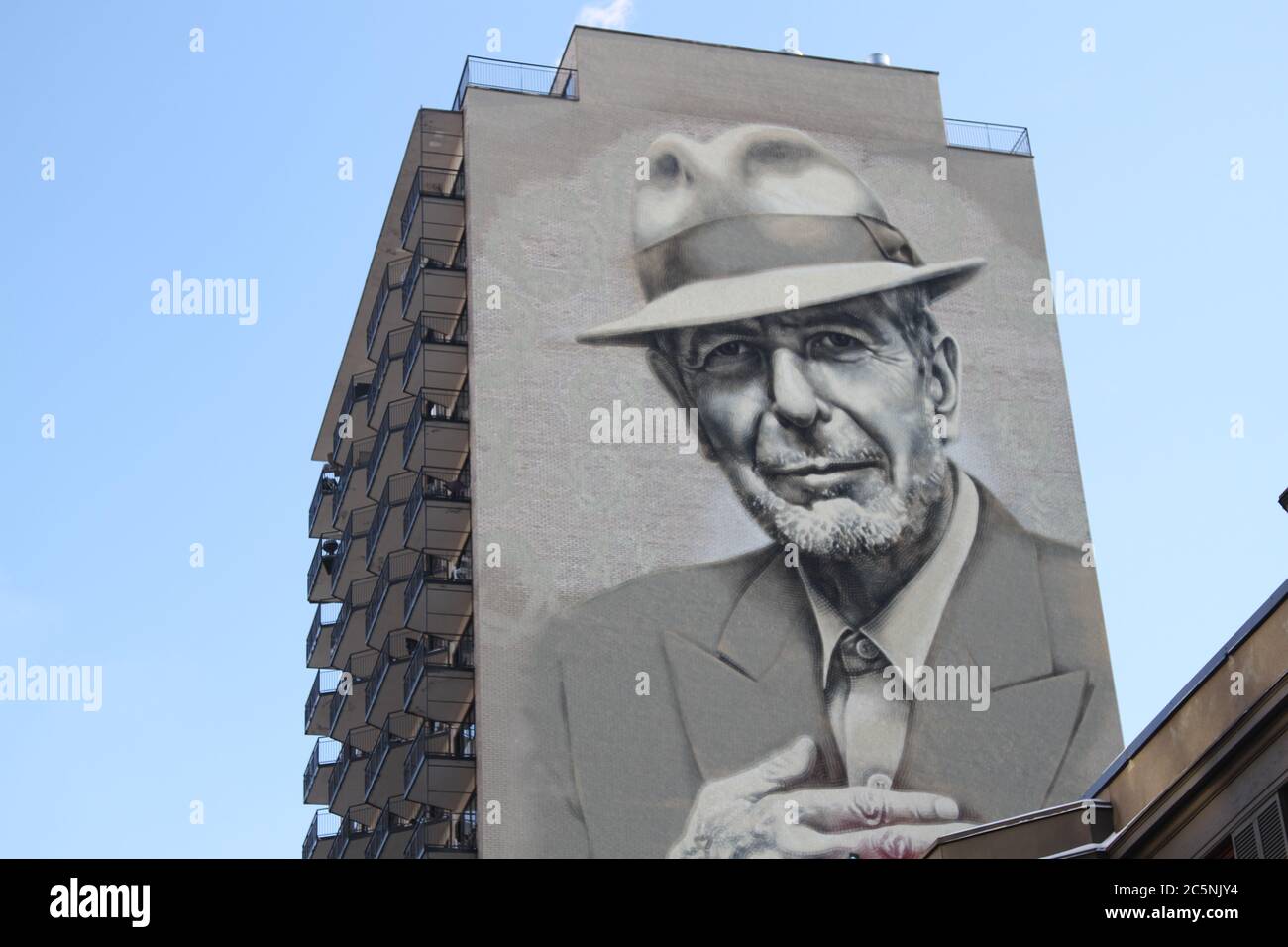 Imagen del cantante Leonard Cohen con sombrero fedora en un edificio  Fotografía de stock - Alamy