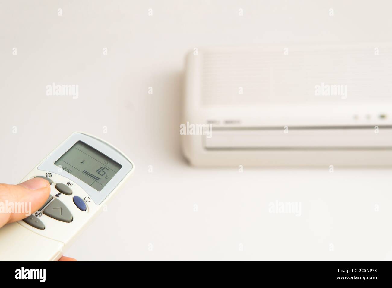 Ajuste el aire acondicionado a temperatura fría, encendiendo y apagando el aire  acondicionado con el mando a distancia Fotografía de stock - Alamy