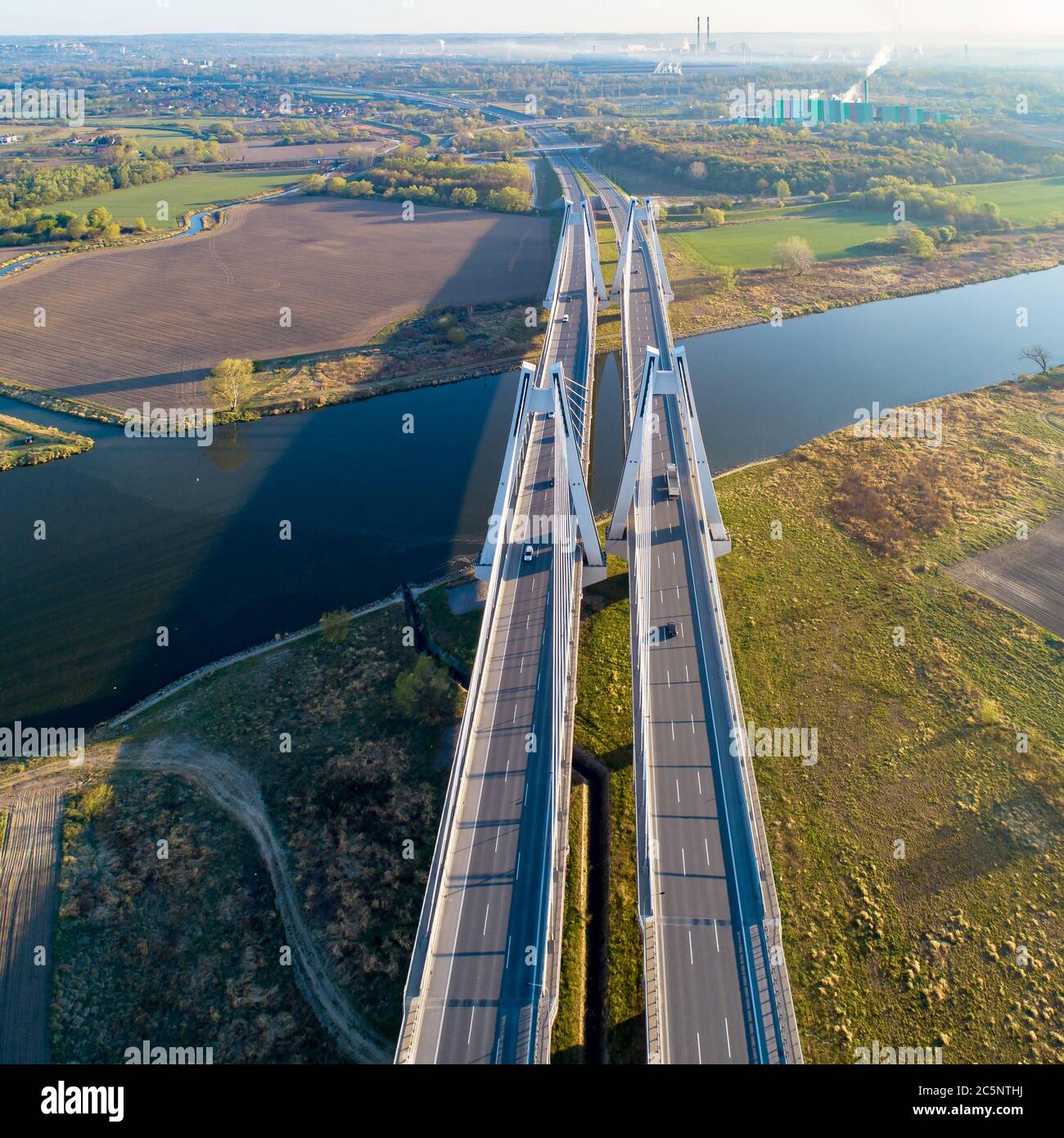 Nuevo puente doble de cable con amplias carreteras de tres carriles sobre el río Vístula en Cracovia, Polonia. Parte de la carretera de circunvalación alrededor de Cracovia. Ia aérea Foto de stock