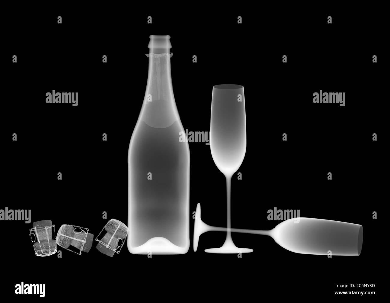 Botella de vino espumoso con copas y corchos, rayos X. Foto de stock