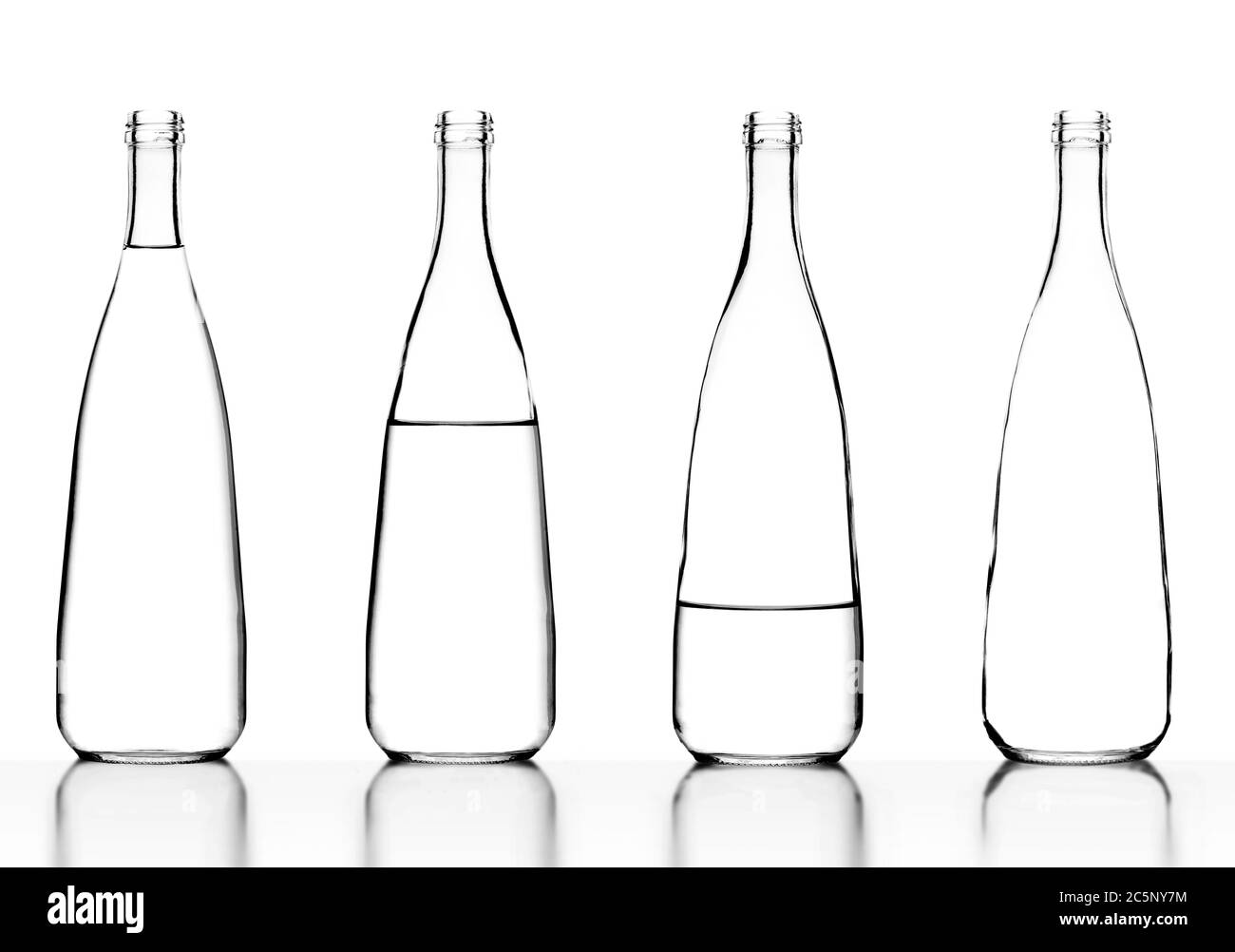Agua Pequeña Botella De Agua Plástica En El Fondo Blanco Imagen de archivo  - Imagen de fondo, blanco: 49906279