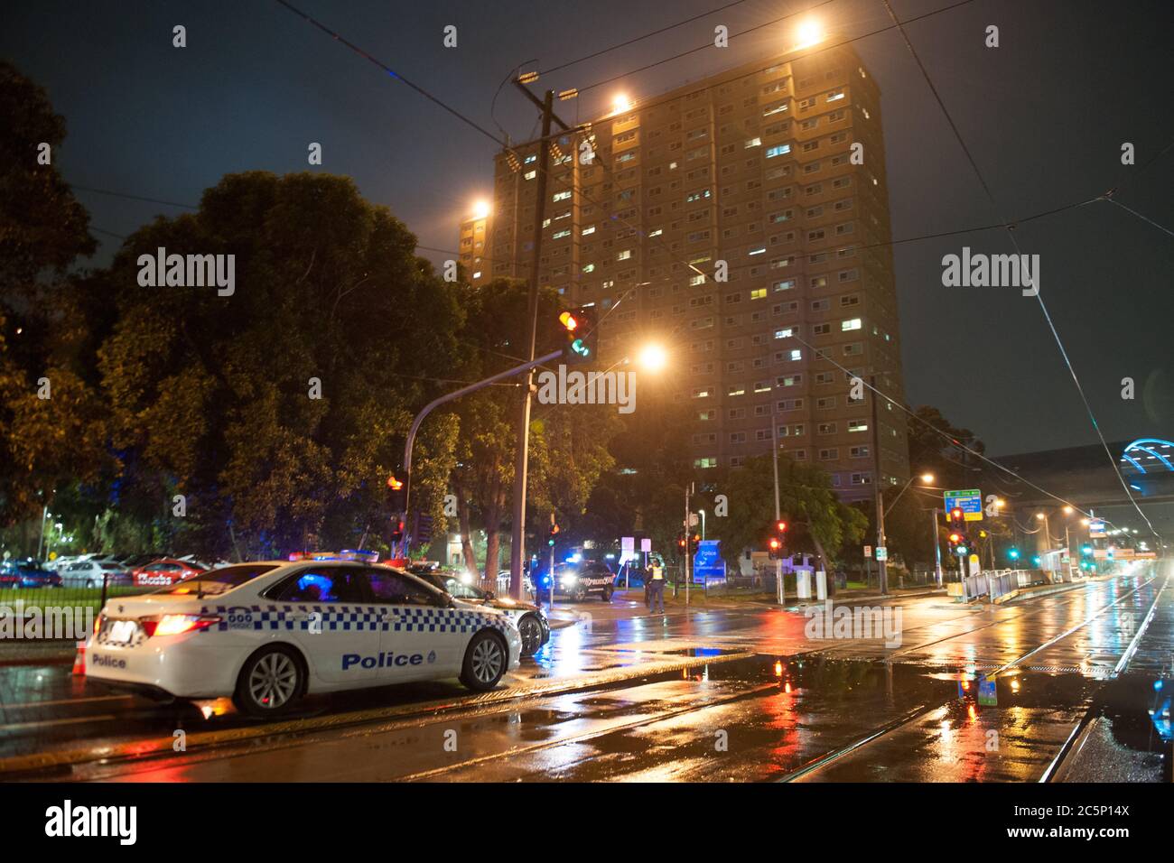 Melbourne, Australia. 04 de julio de 2020 500 la policía de Victoria toma el control de los pisos de viviendas públicas y sus 3000 residentes en Flemington, Australia el sábado por la noche como parte de un cierre del gobierno estatal victoriano Covid-19. Crédito: Michael Currie/Alamy Live News Foto de stock