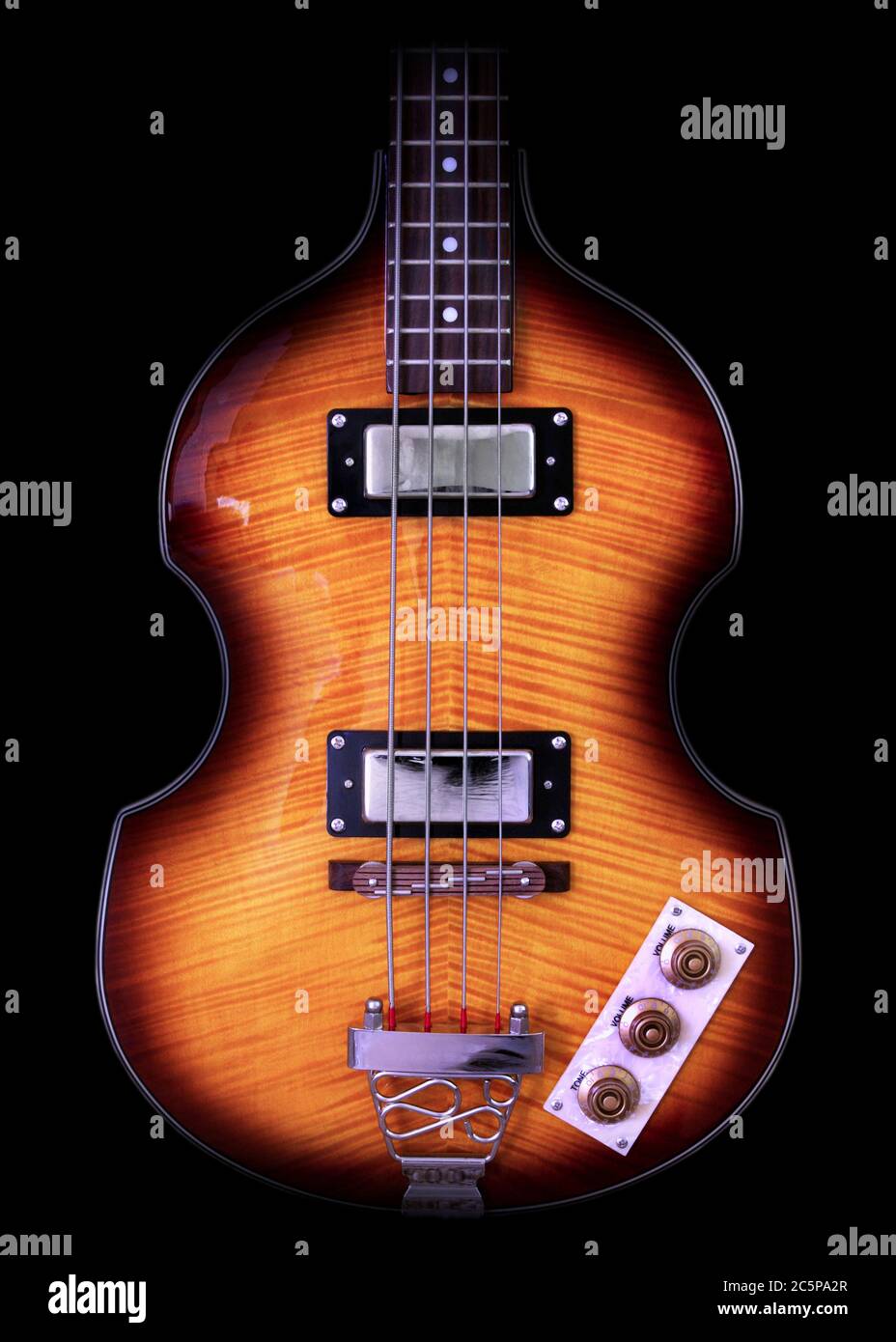 Detalle del cuerpo de una guitarra bajo eléctrica Epiphone Viola mostrando  las pickup, cuerdas, volumen y tonos perillas, trapecio coqueta, y el  acabado de la explosión solar Fotografía de stock - Alamy