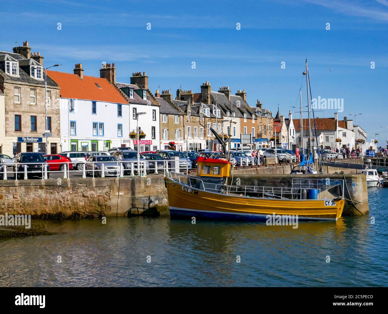 Barco de pesca en el pintoresco pueblo de Anstruther pueblo en el puerto, Fife, Escocia, Reino Unido Foto de stock