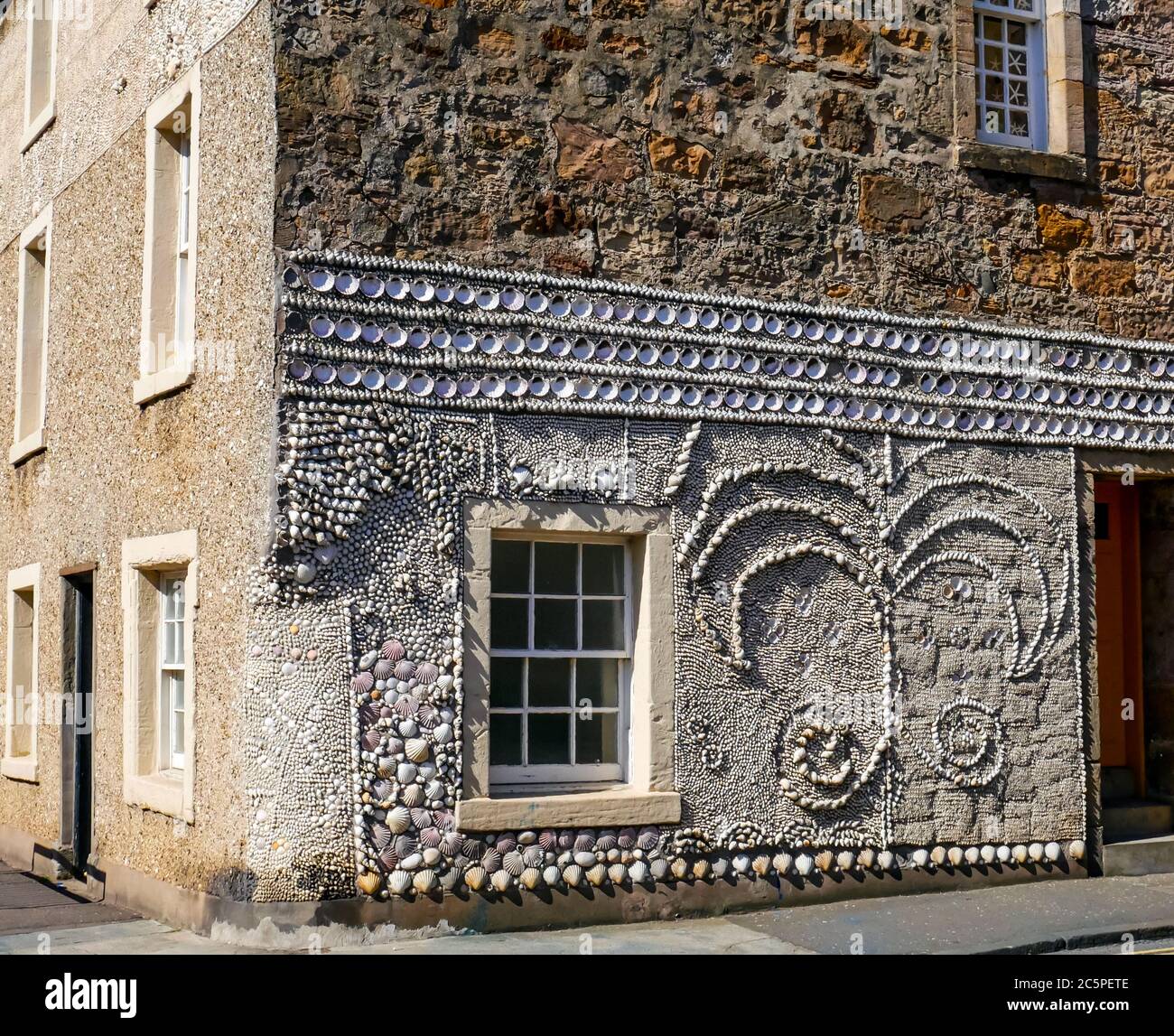 Inusual pared de casa peculiar cubierta de conchas de mar, Anstruther, Fife, Escocia, Reino Unido Foto de stock