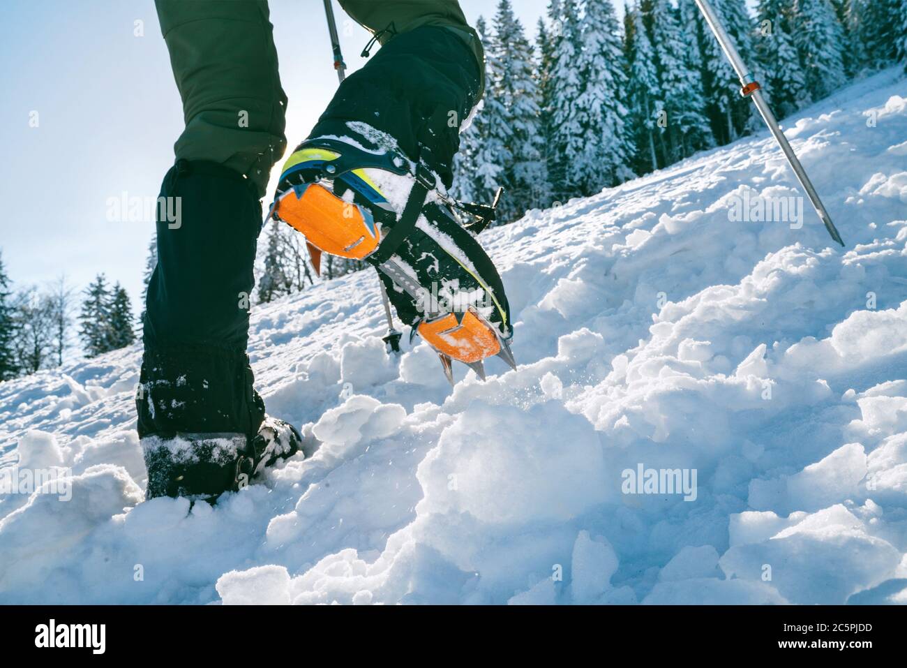 Primer plano de botas de montaña con crampones y camerinas de nieve con  brucas nevadas en el fondo. Botas de montaña altas golpeando en nieve dura  asc Fotografía de stock - Alamy