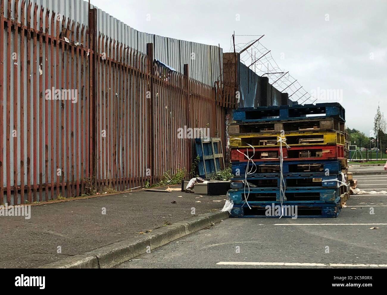 Palets de madera en el sitio de la hoguera loyalist en el estacionamiento de la pasarela de Bloomfield en Belfast del este. Los leales deberían abandonar los esfuerzos para reconstruir las hogueras y atenerse a las regulaciones de coronavirus, dijo un influyente clérigo en el este de Belfast. Foto de stock