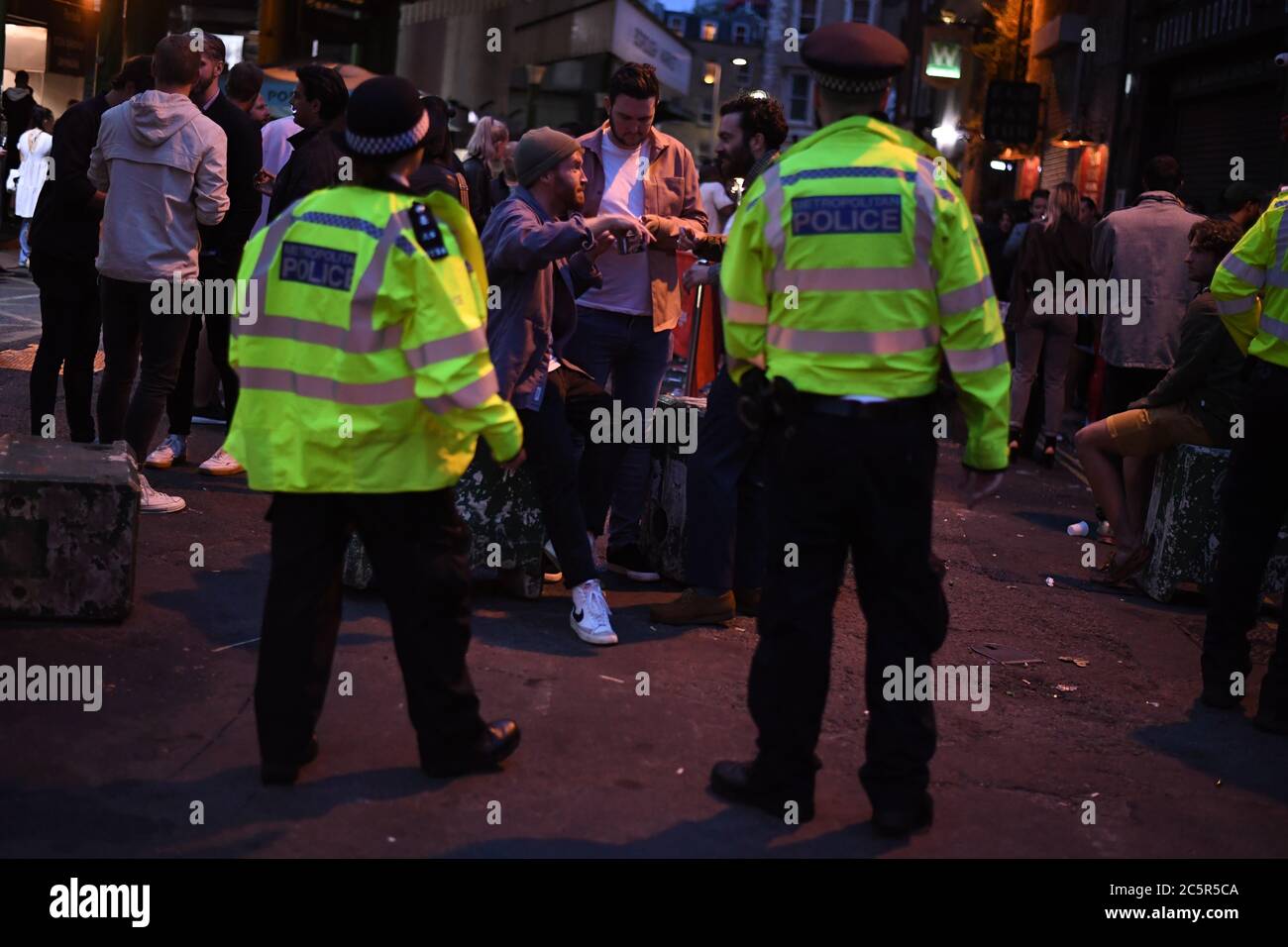 Policía en Borough Market, Londres, a medida que las restricciones de bloqueo de coronavirus se alivian en toda Inglaterra. Foto de stock