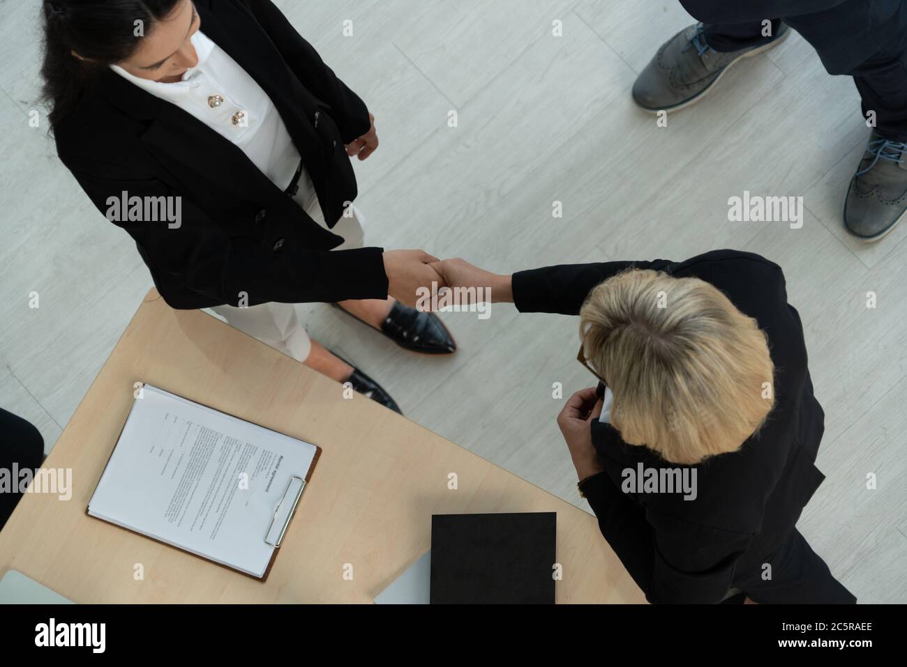Los empresarios se dan un apretón de manos en la oficina corporativa Foto de stock