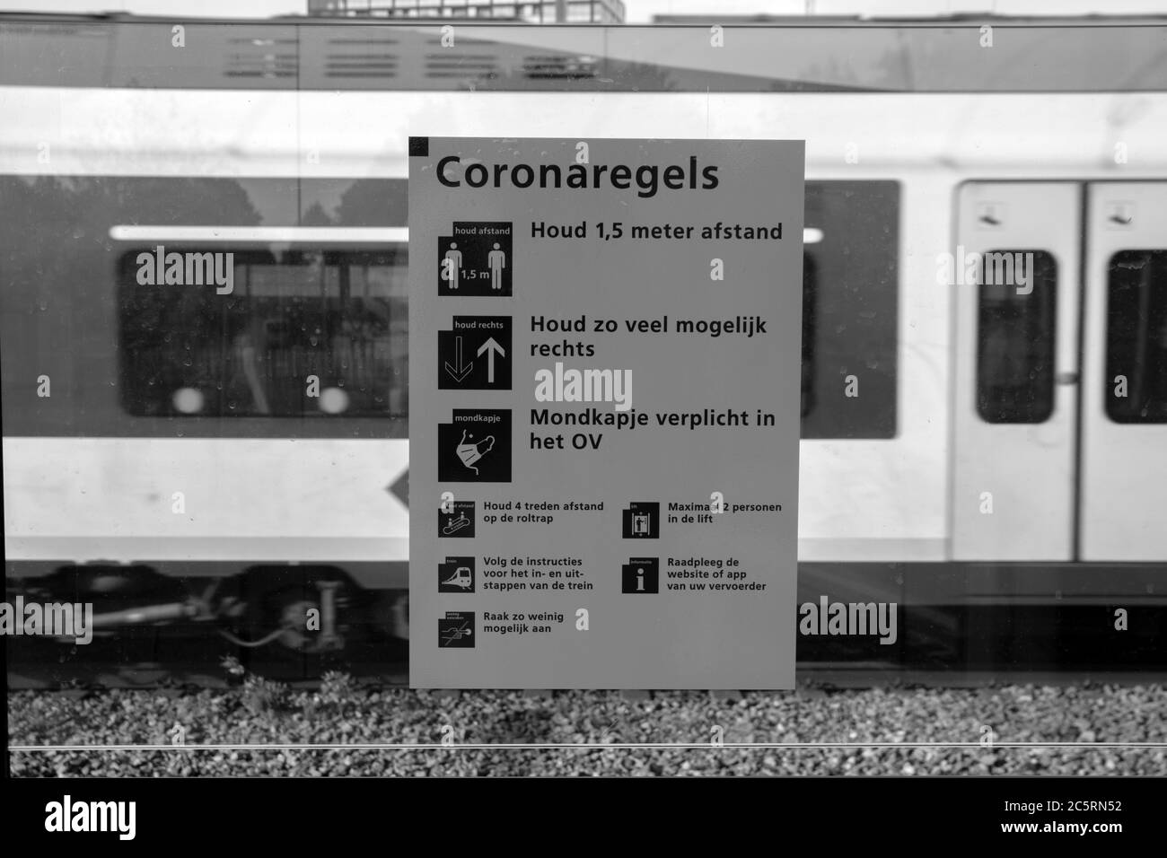 Etiqueta Reglas de Corona en una estación de tren en Amsterdam 31-5-2020 Foto de stock