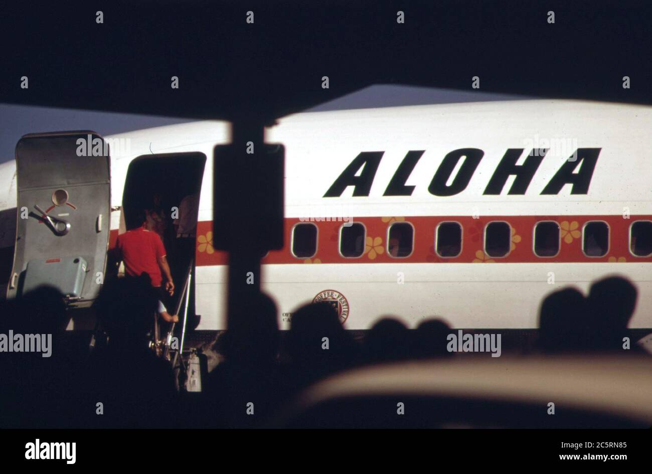 Aloha Airlines en una de las dos principales líneas aéreas que conectan las islas, octubre de 1973 Foto de stock