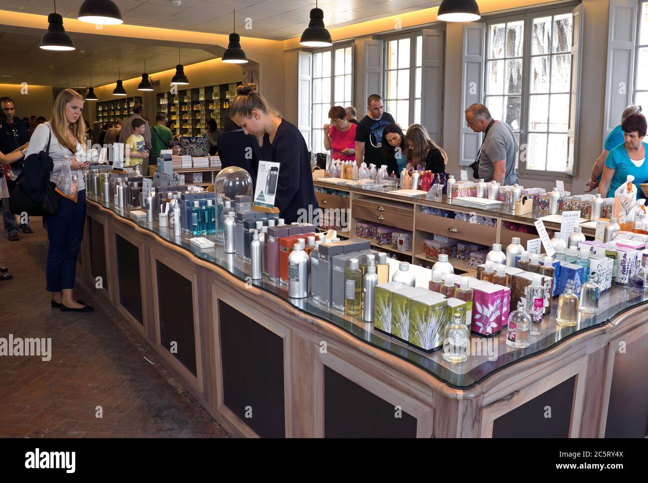 GRASSE, FRANCIA - 3 DE MAYO: Perfumes Shop en la fábrica de Fragonard el 3  de mayo de 2013 en Grasse, Francia. La gente elige y compra perfume.  Fragonard perfumería es Fotografía de stock - Alamy