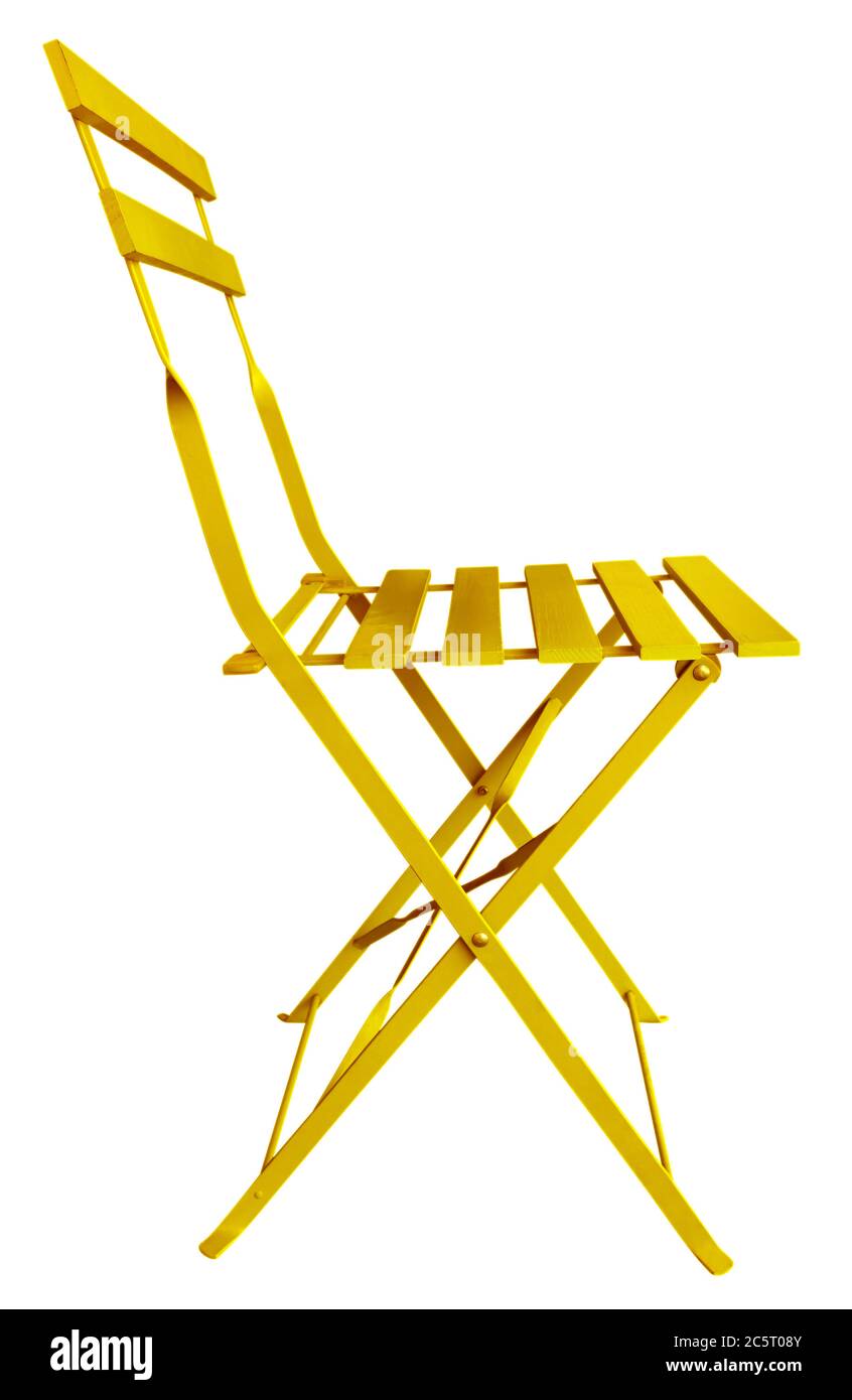 Silla plegable amarilla aislada sobre blanco, con trayectoria de