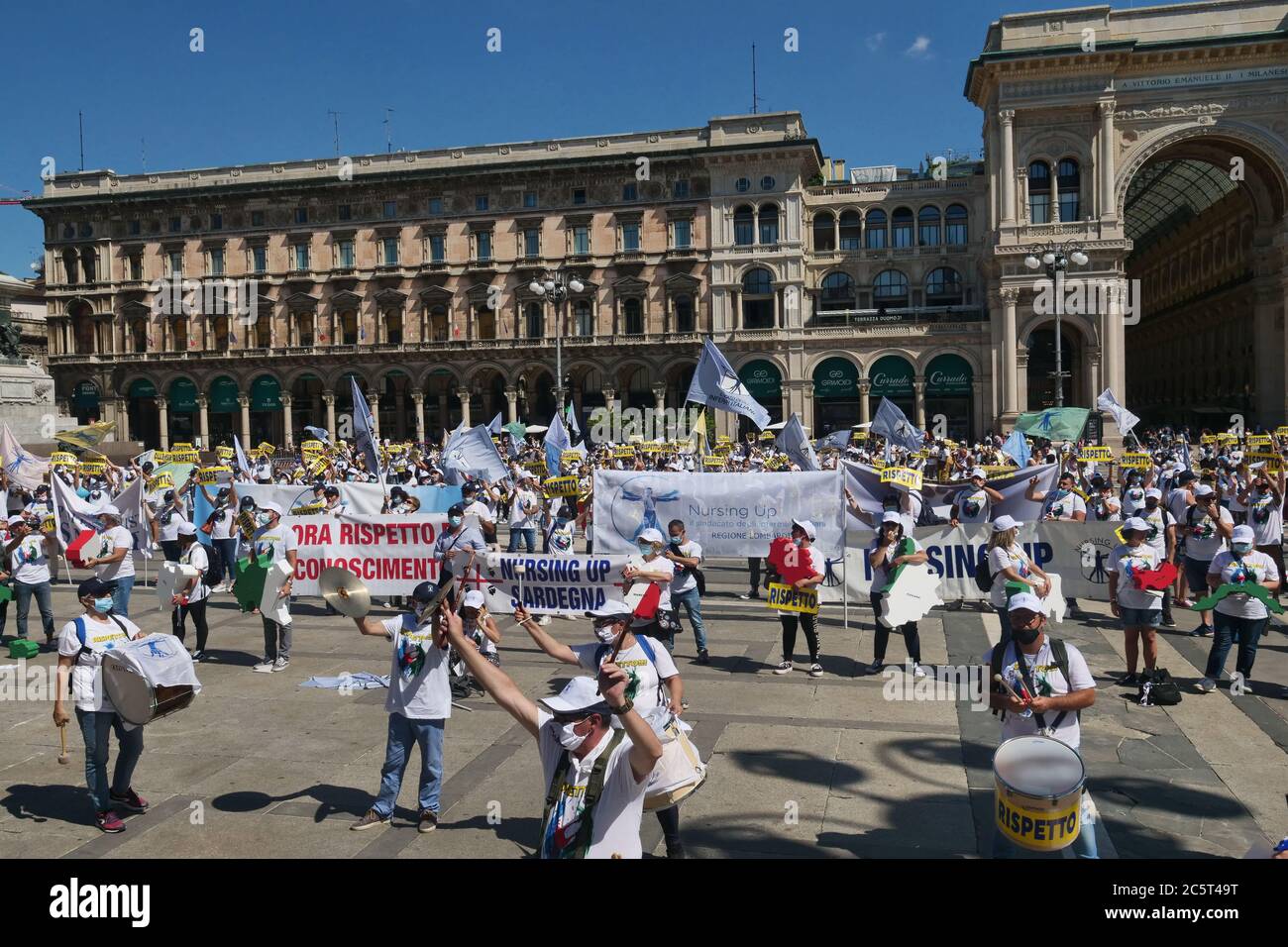 Cientos de banderas, camisetas, pancartas, carteles con la palabra "respeto" invadieron el centro con ocasión de la movilización nacional de enfermeras y salud Foto de stock