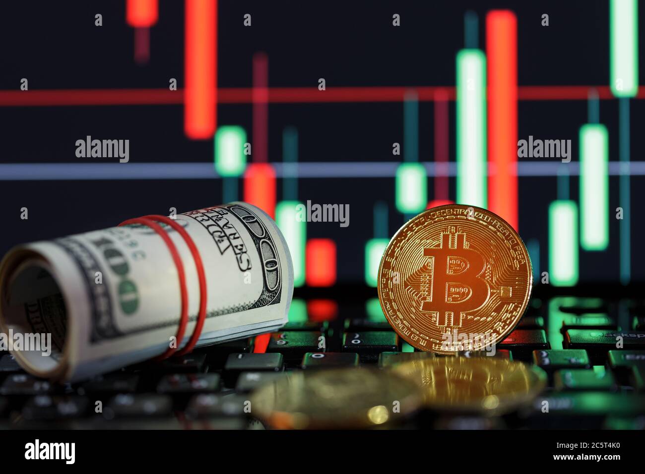 Criptomonedas de Bitcoin con dólares y una pantalla gráfica de un monitor  de computadora en el fondo Fotografía de stock - Alamy