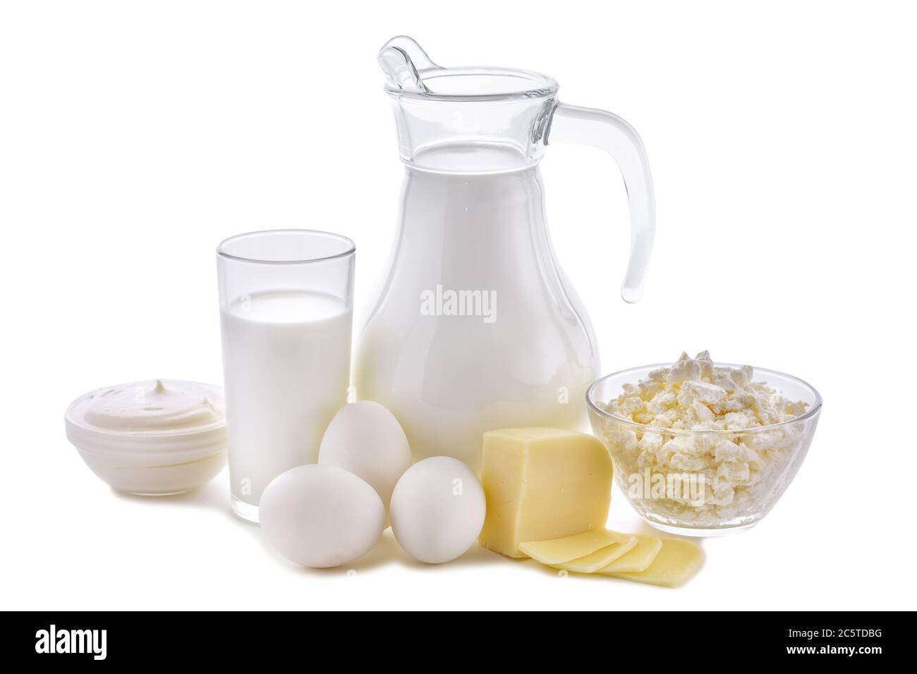Productos lácteos sobre fondo blanco. Leche, queso cottage, crema agria, queso, mantequilla, huevos, vida de productos lácteos saludables. La nutrición de la lechería es Foto de stock